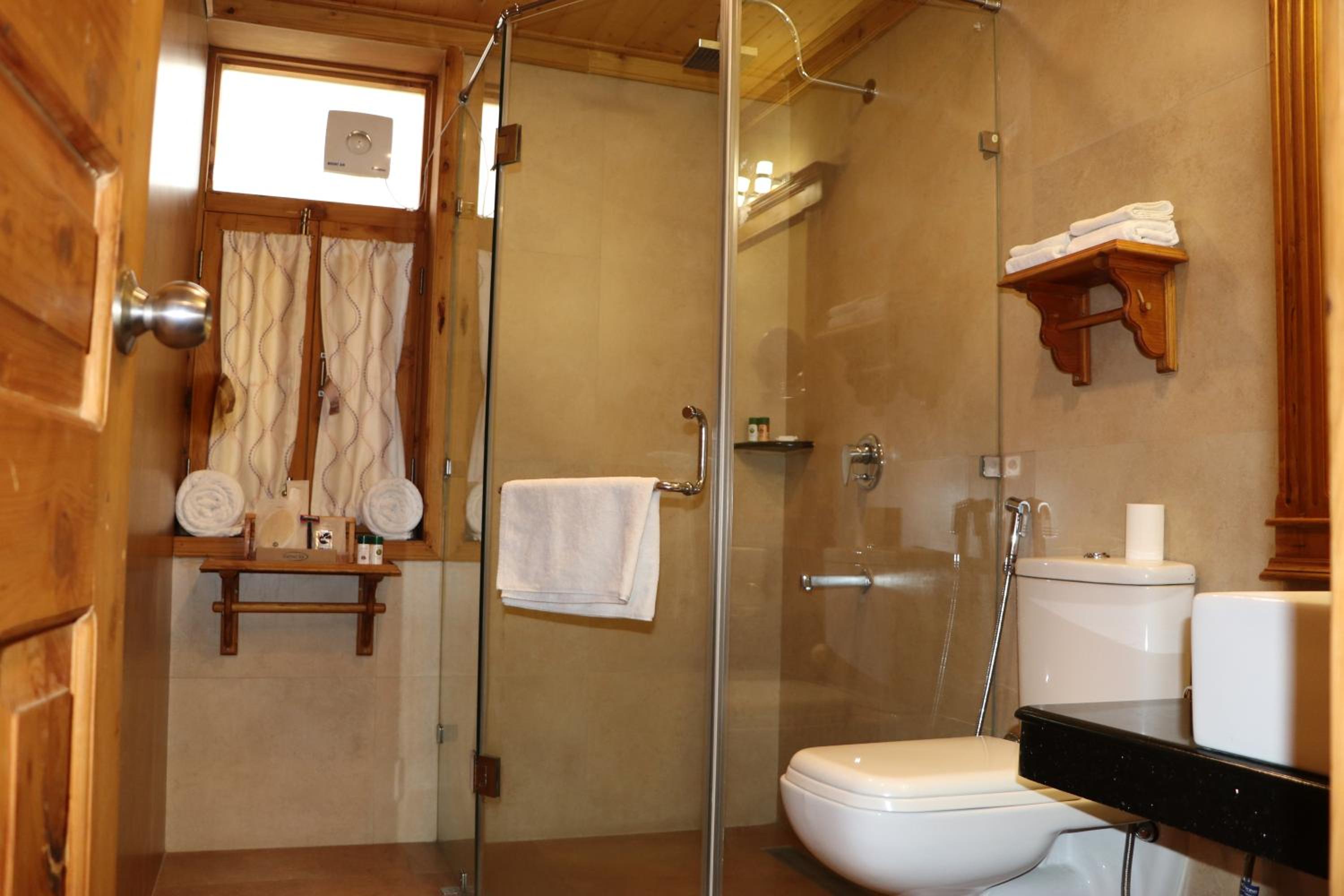 Double Room with Balcony - Photo 11