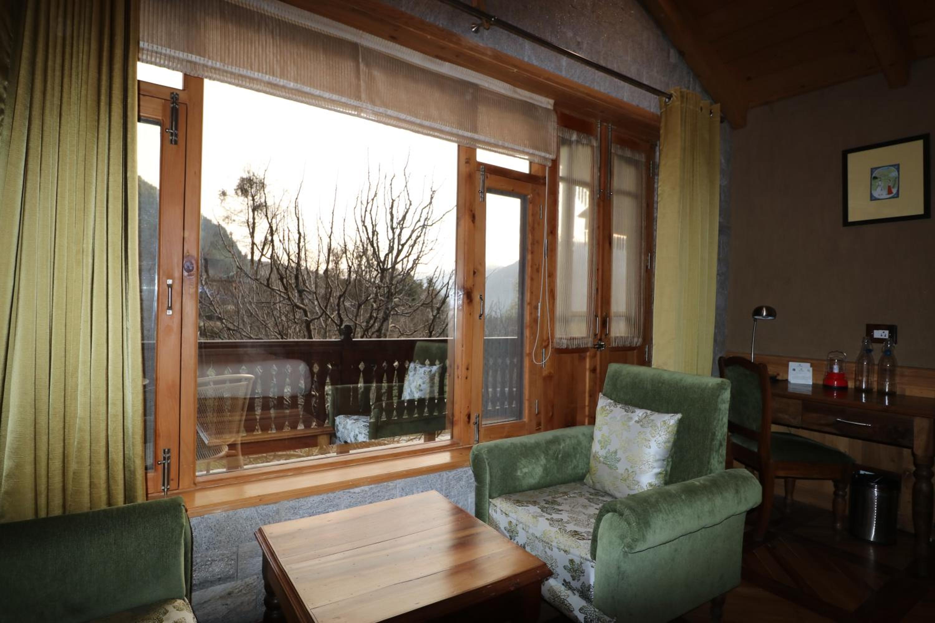Deluxe Double Room with Balcony - Photo 9