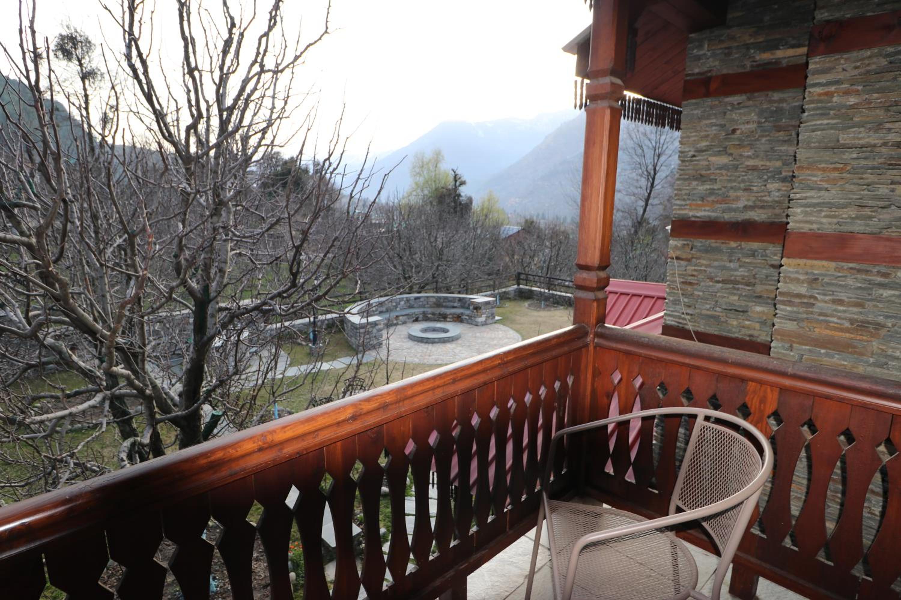 Deluxe Double Room with Balcony - Photo 6