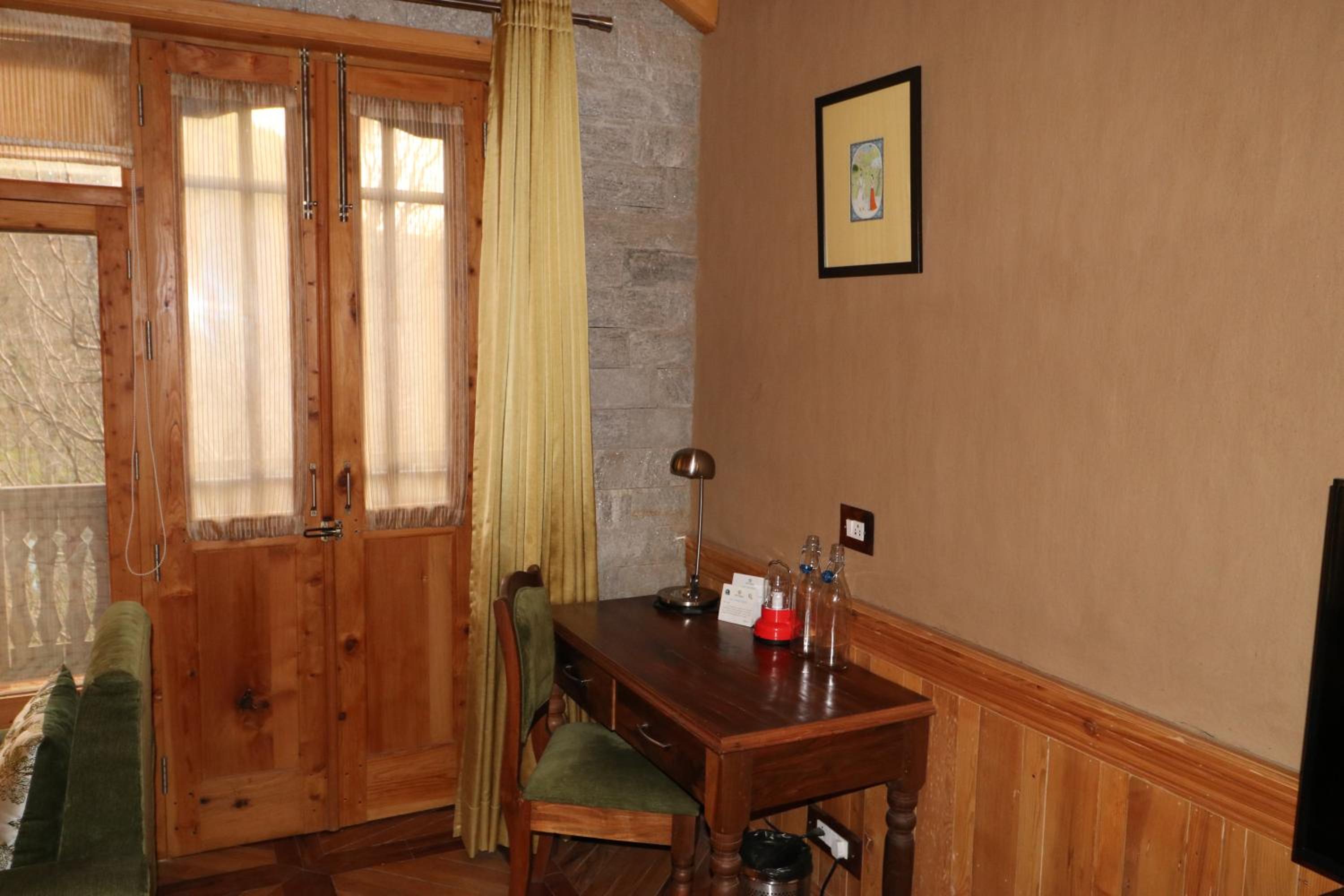 Deluxe Double Room with Balcony - Photo 4