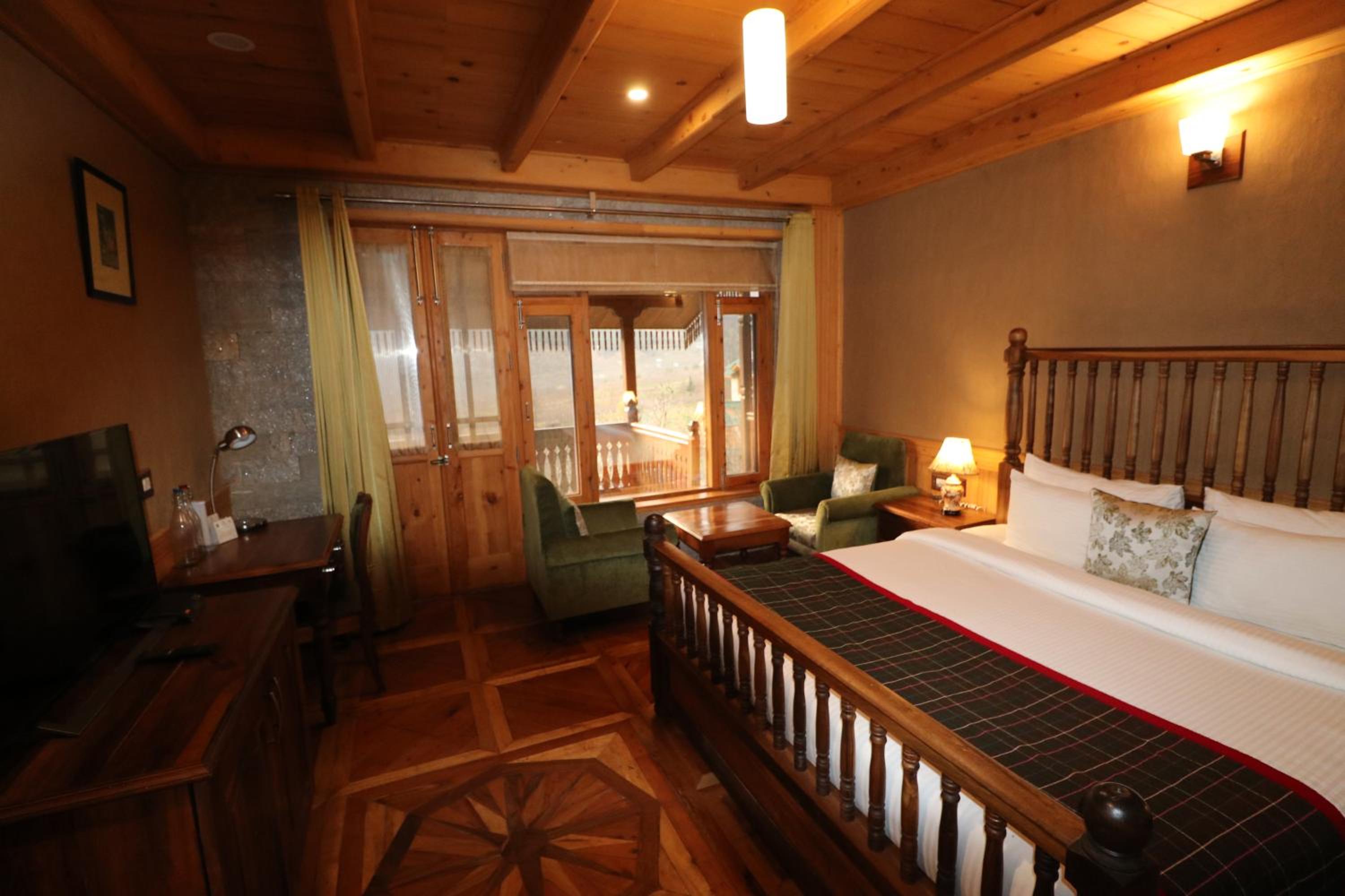 Deluxe Double Room with Balcony - Photo 16