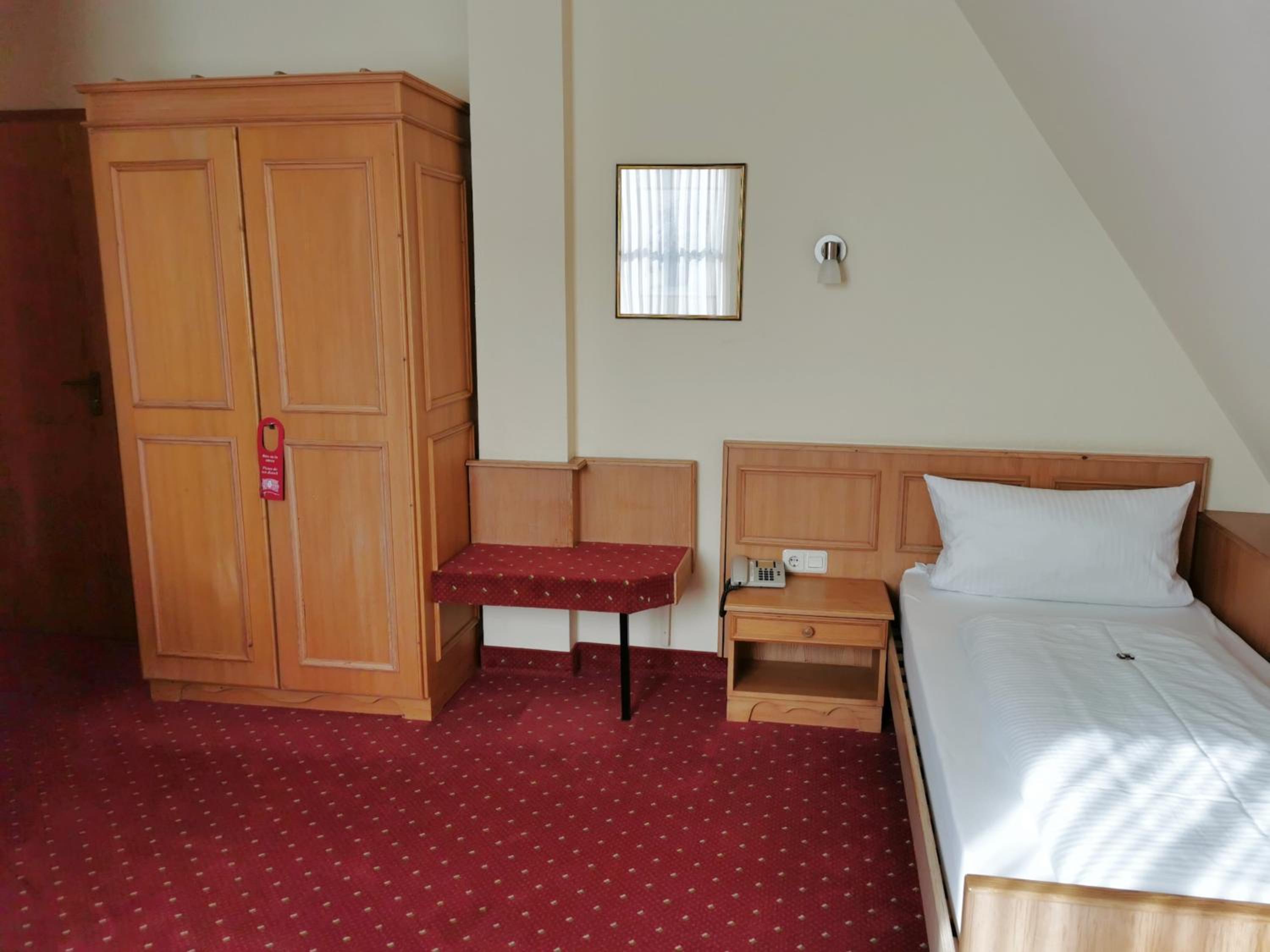 Standard Double Room - Photo 11