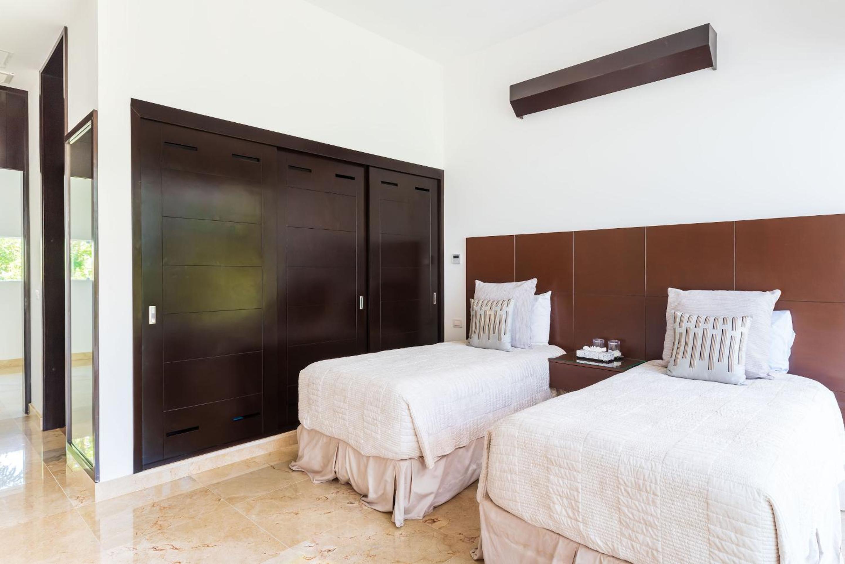 Villa photo 1