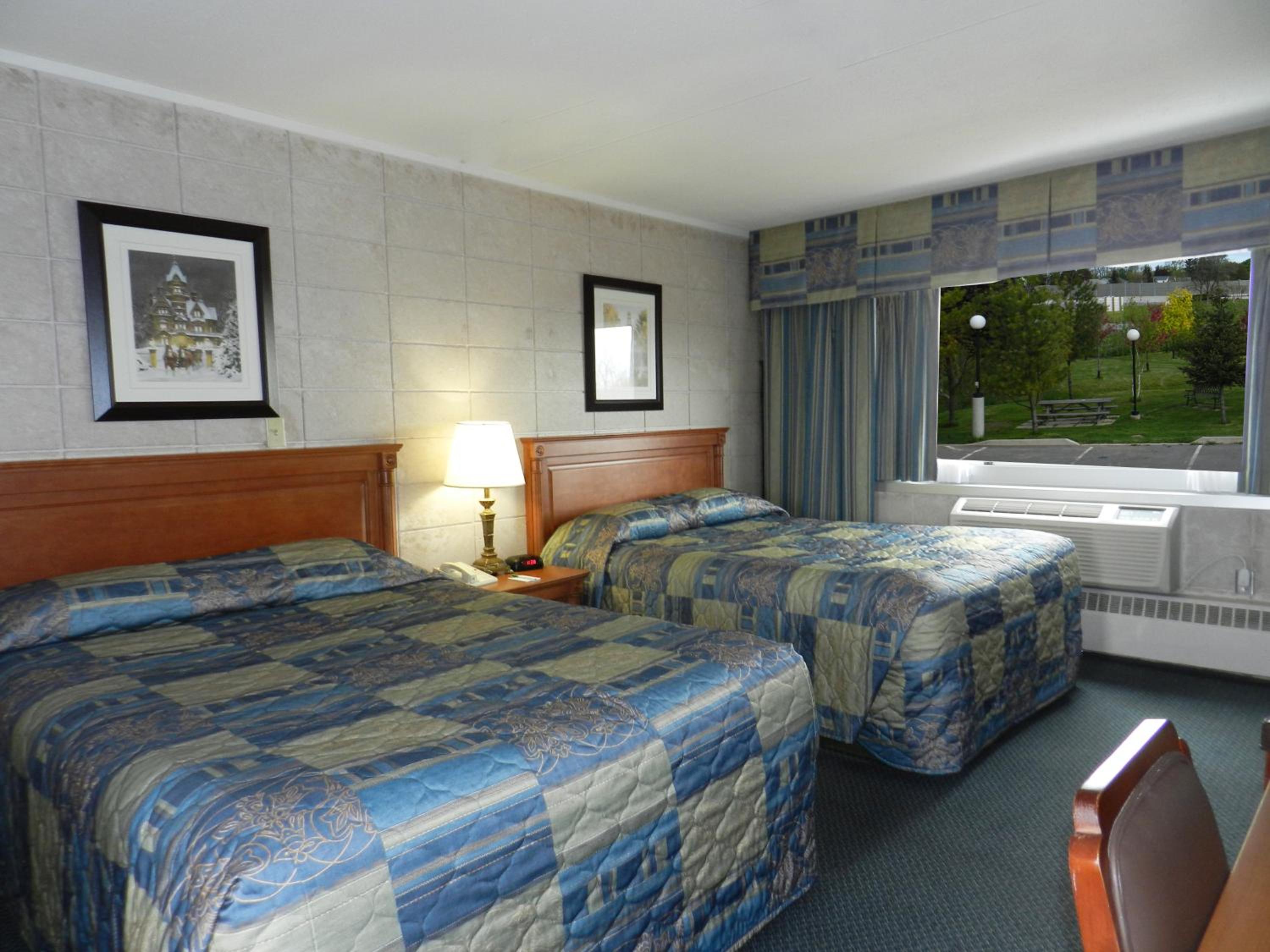 Queen Room with Two Queen Beds - Non-Smoking - Photo 3