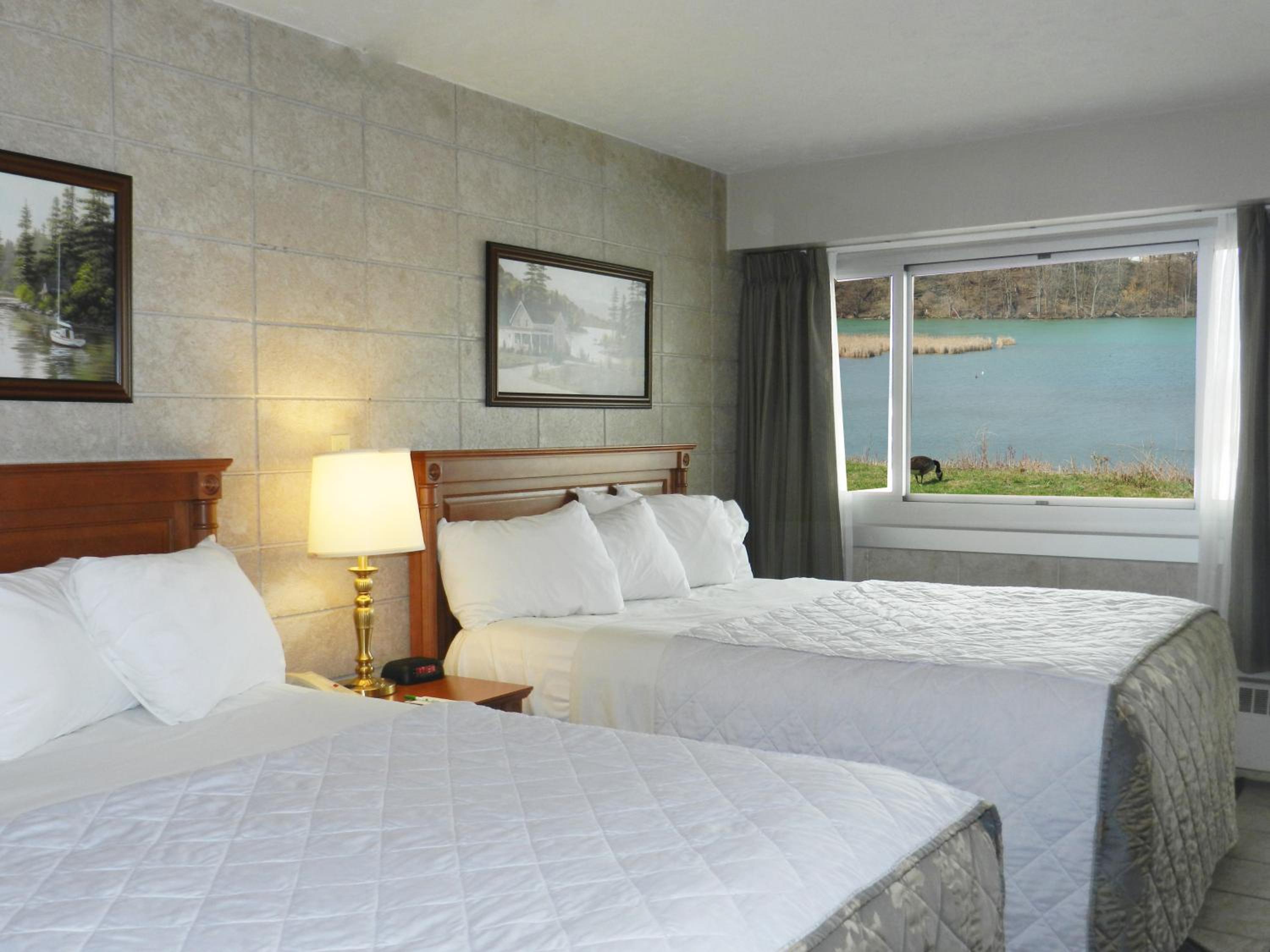 Queen Room with Two Queen Beds - Non-Smoking - Photo 6