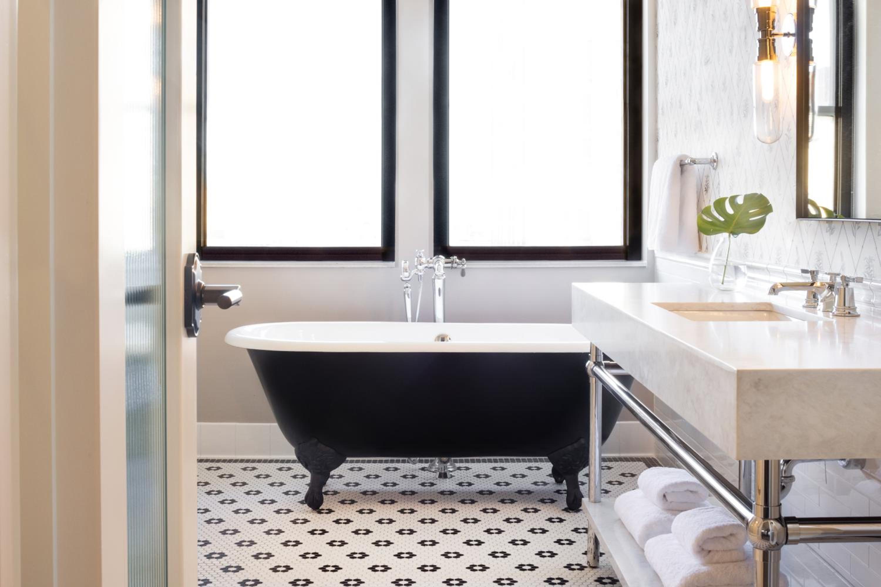 Midtown Suite - Photo 2