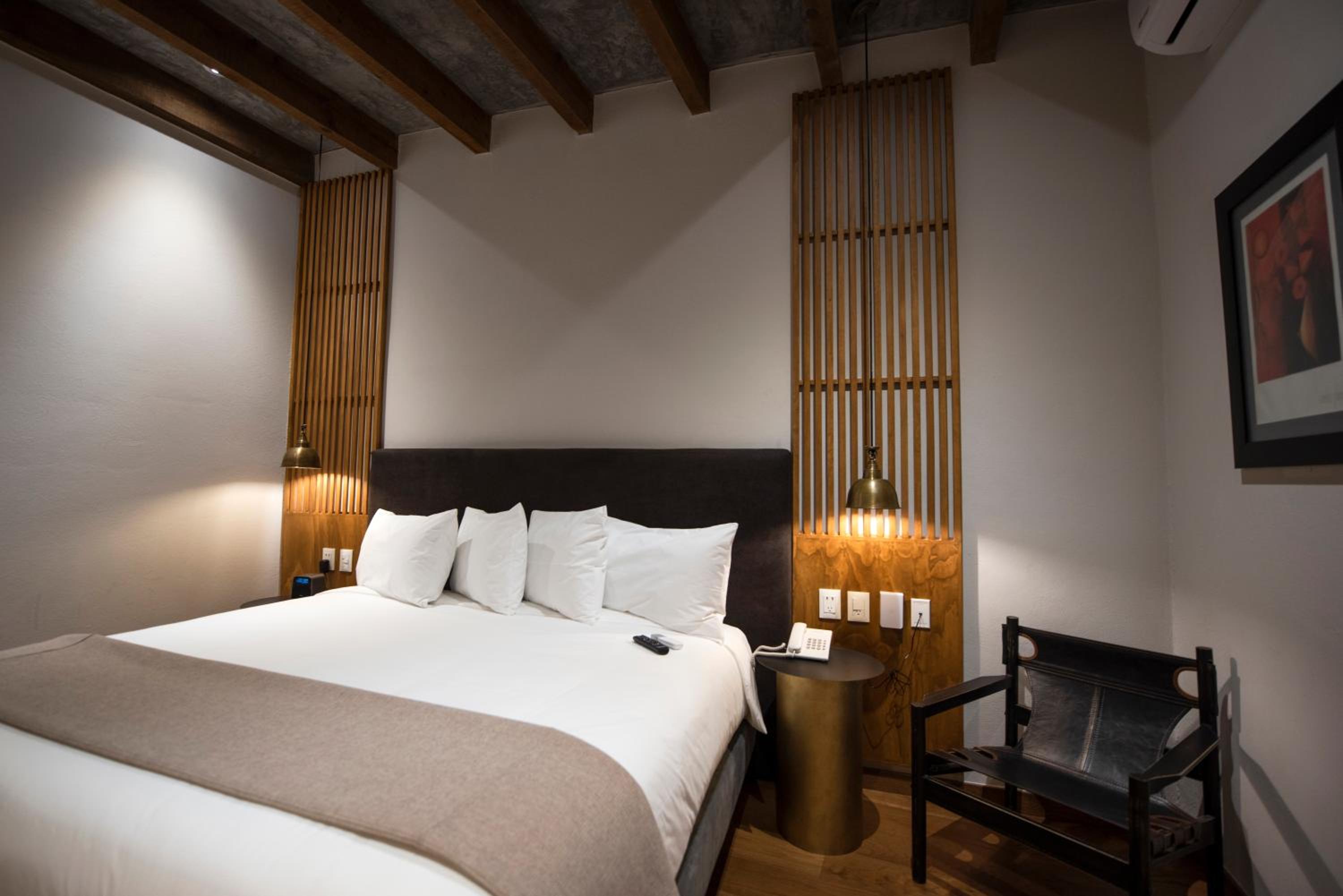 Deluxe King Room - Photo 10