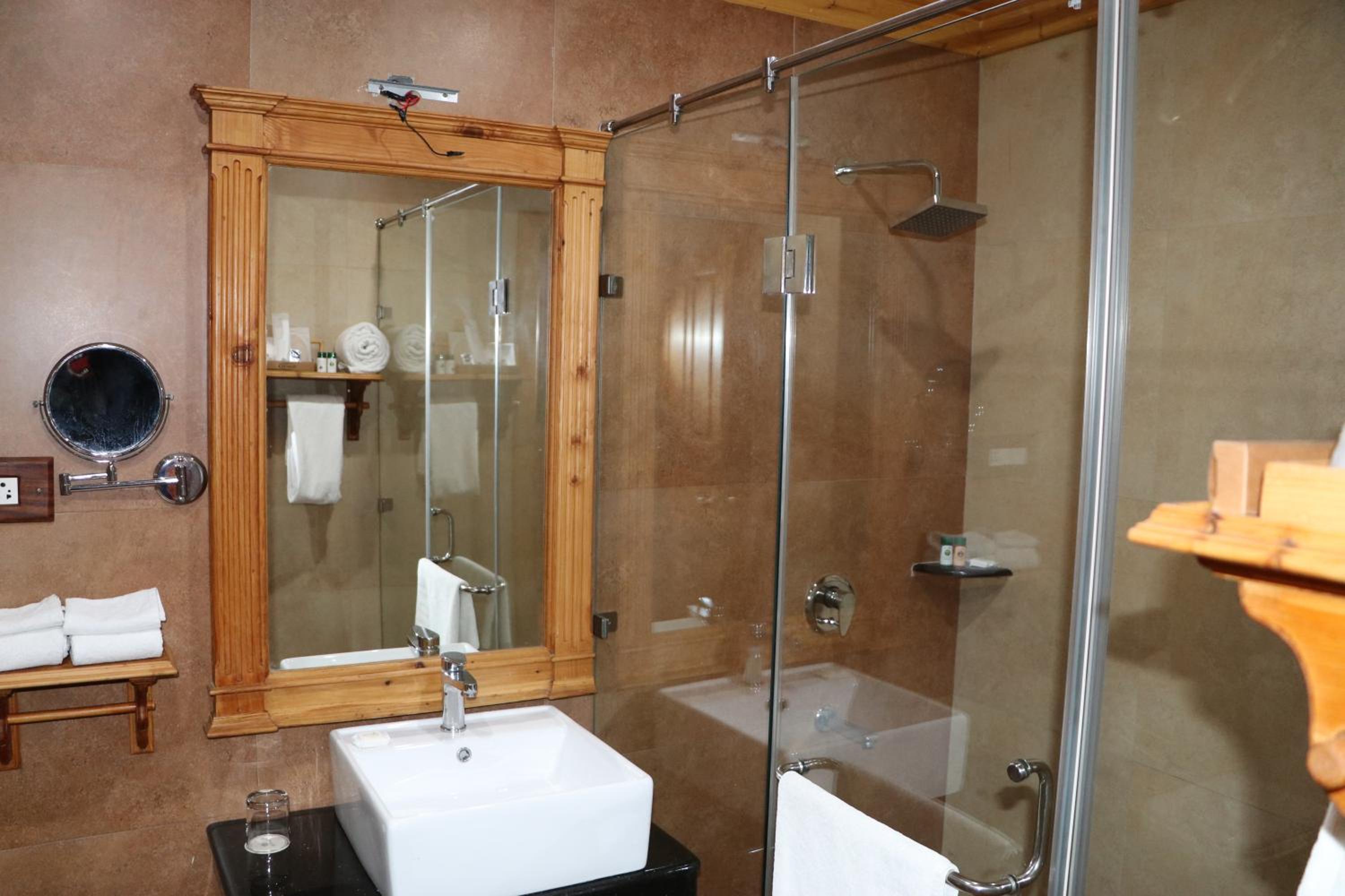 Superior King Room - Photo 11