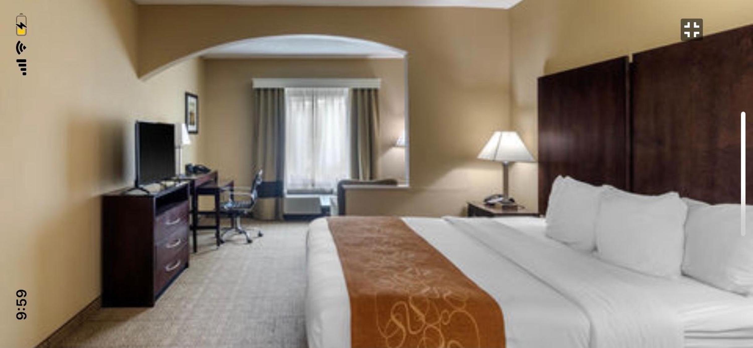 King Suite - Non-Smoking - Photo 4