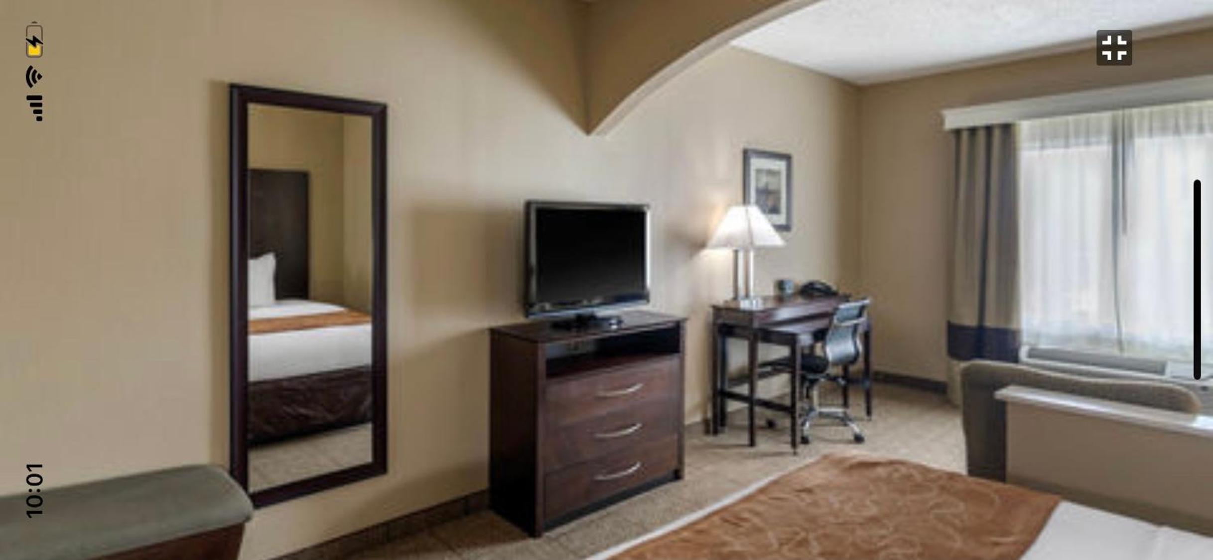 Queen Suite with Two Queen Beds - Non-Smoking - Photo 2