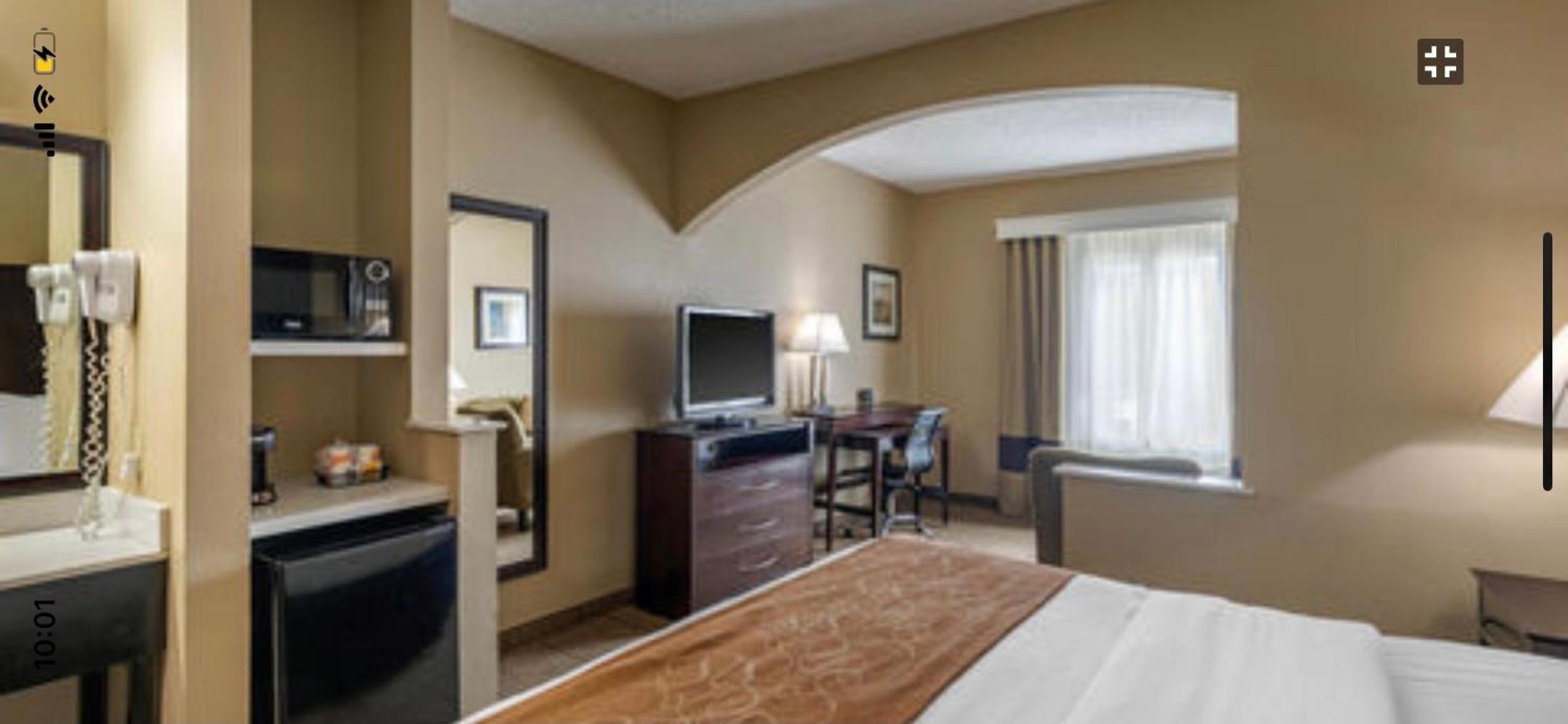 King Suite - Non-Smoking - Photo 3