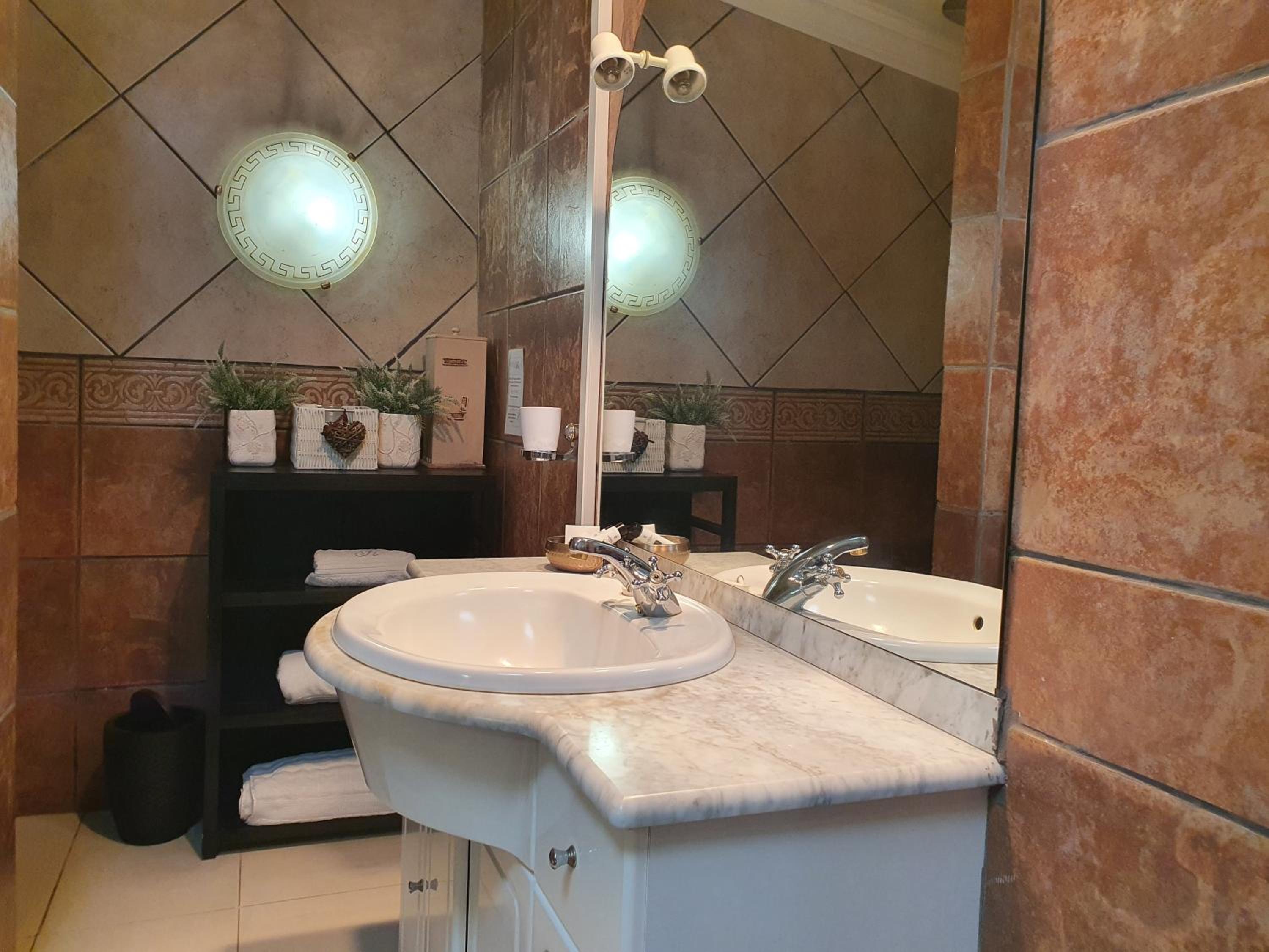Double Room with Private Bathroom - Photo 4
