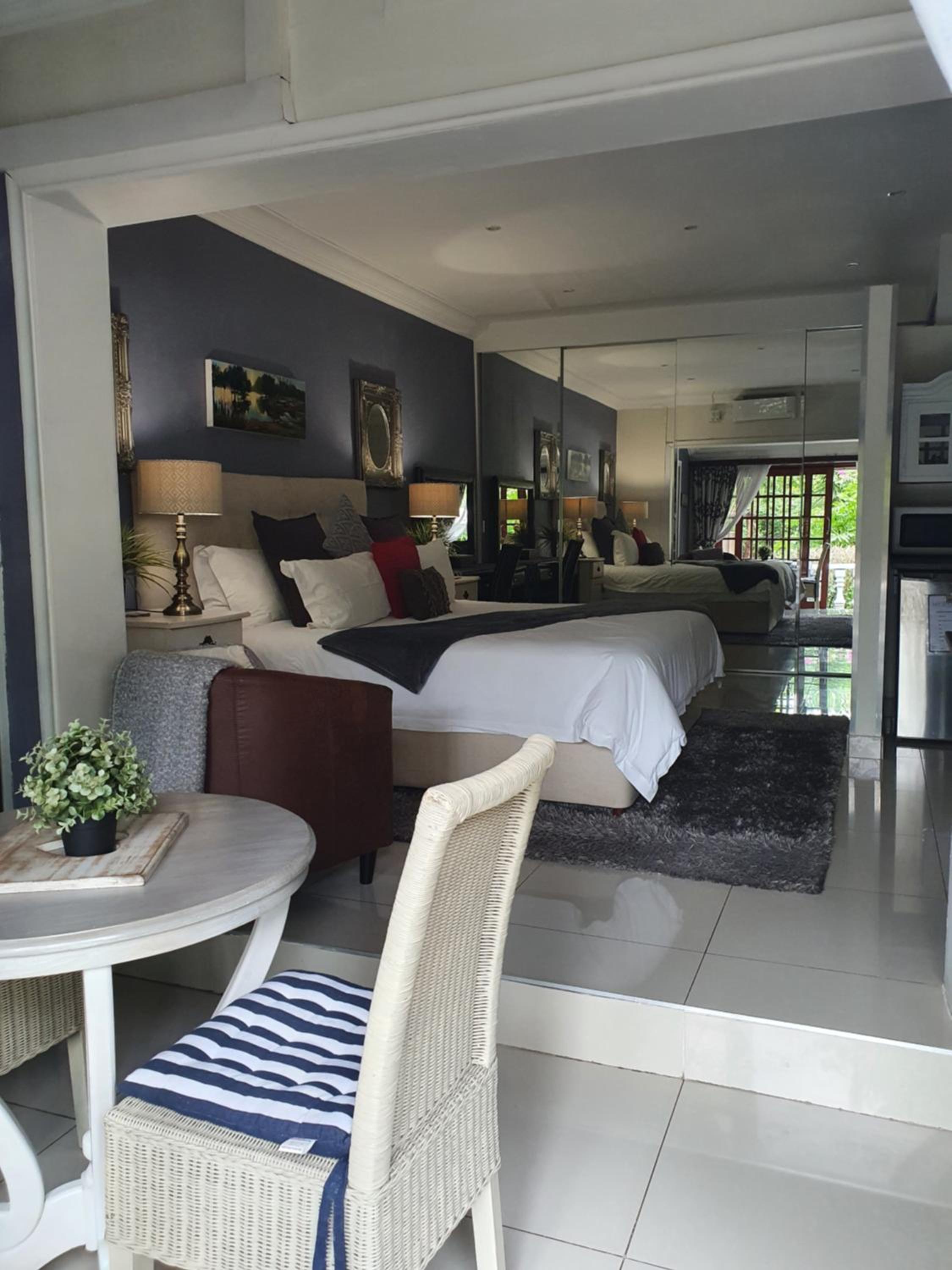 Double Room with Private Bathroom - Photo 10