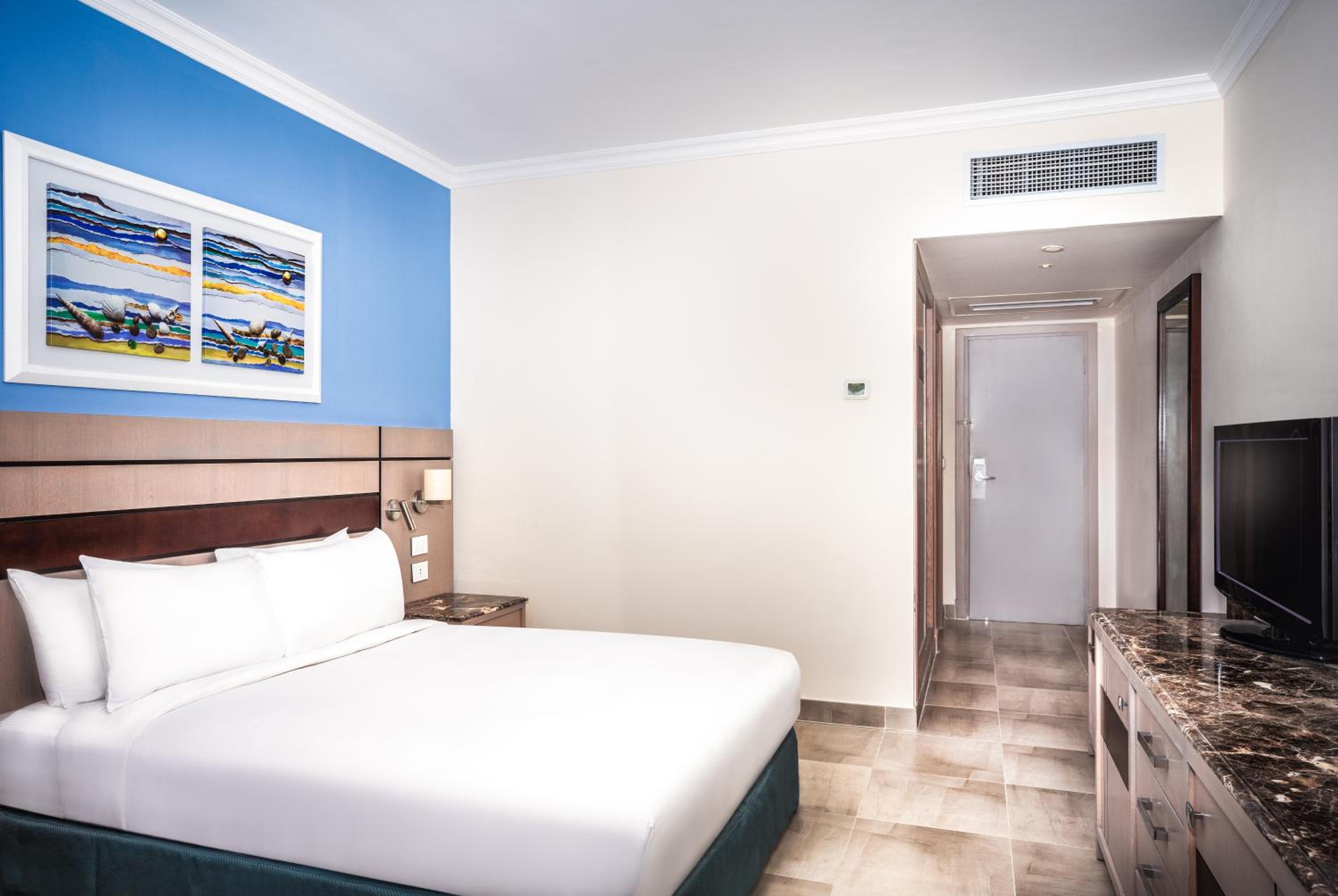 Premium King Room with Sea View - Photo 2