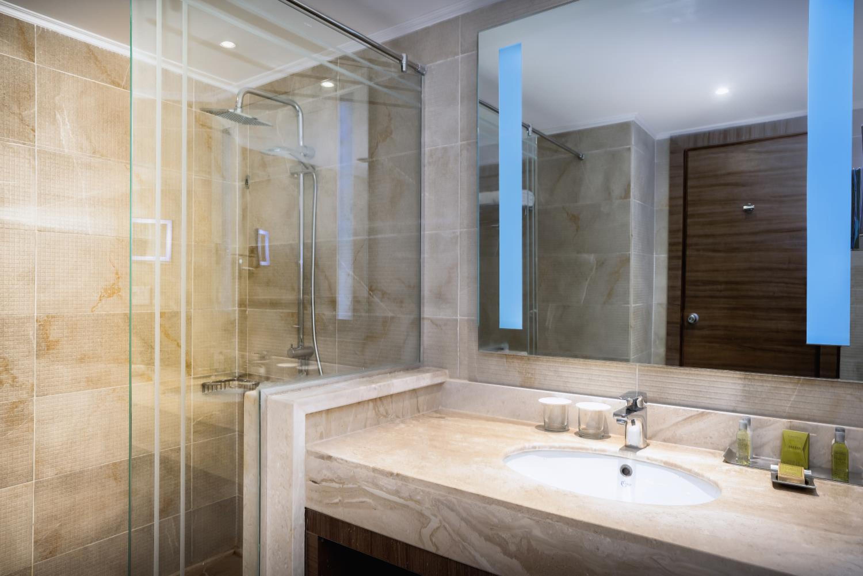 Premium King Room with Sea View - Photo 4