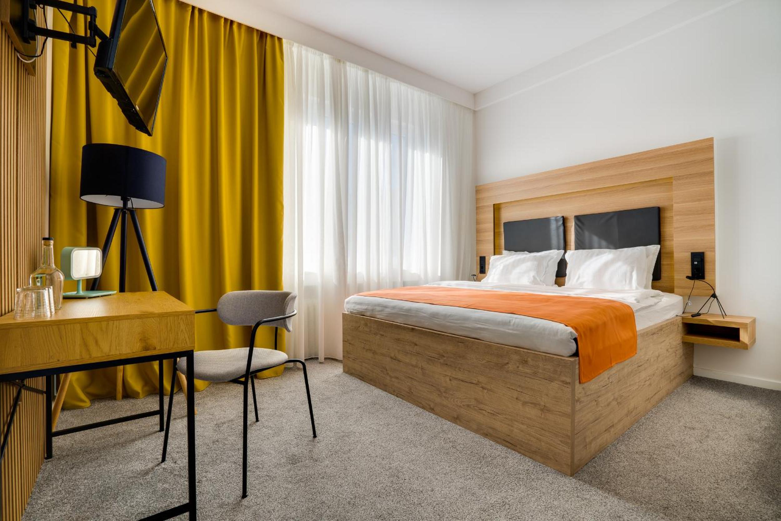 Double Room with City View - Photo 9