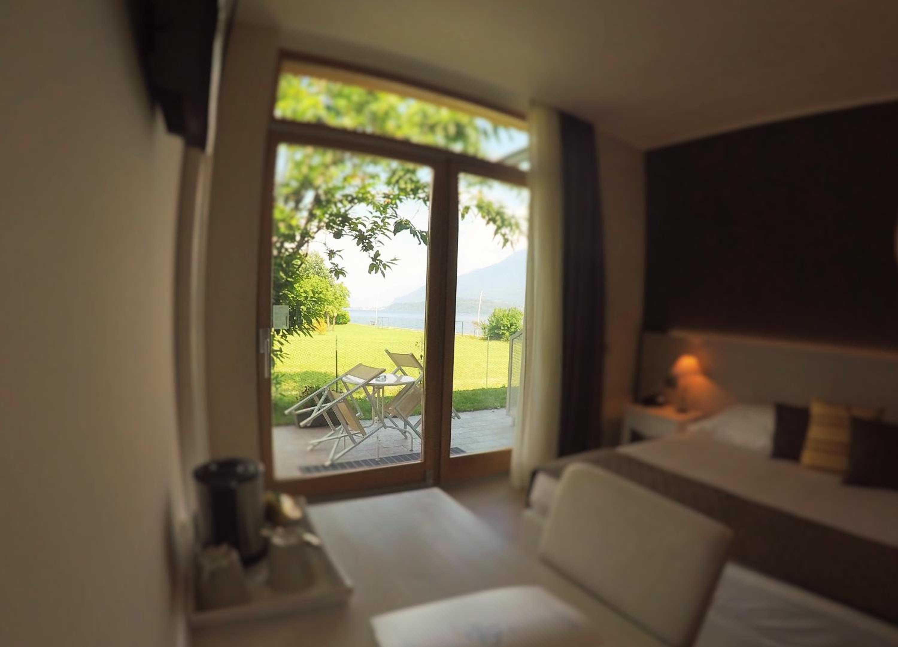 Double or Twin Room with Lateral Lake View photo 2