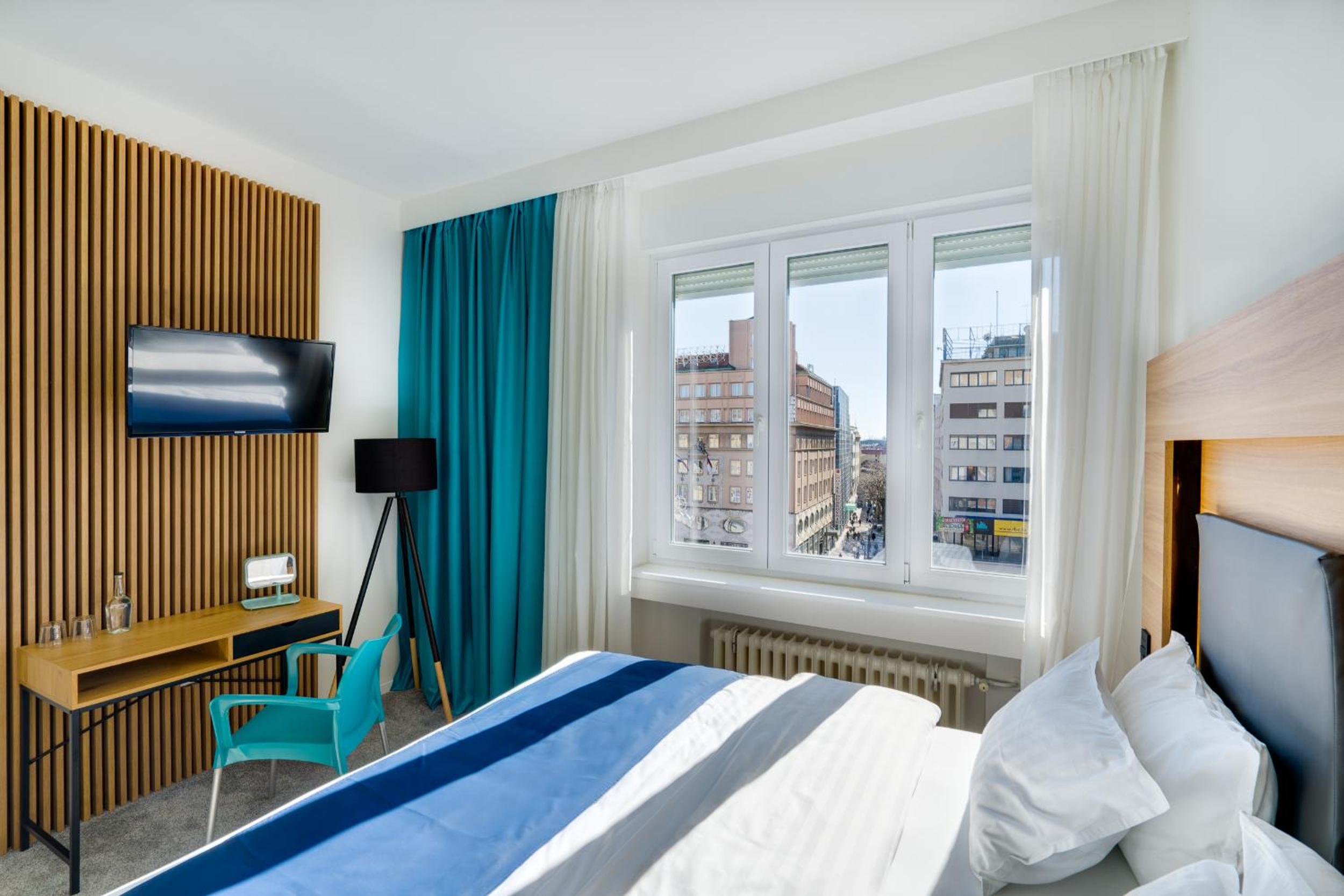 Double Room with City View - Photo 10