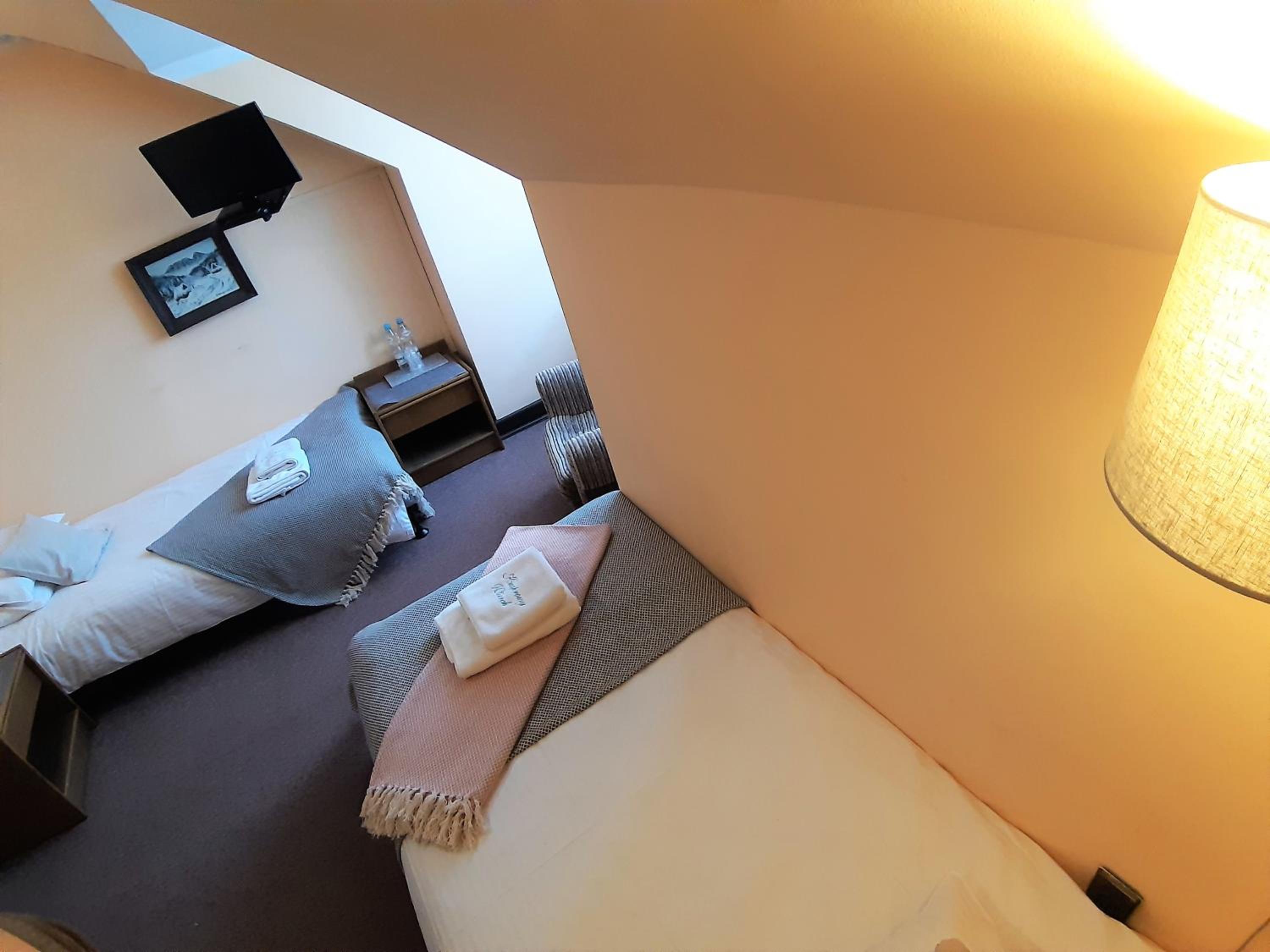 Economy Quadruple Room with Private External Bathroom photo 3