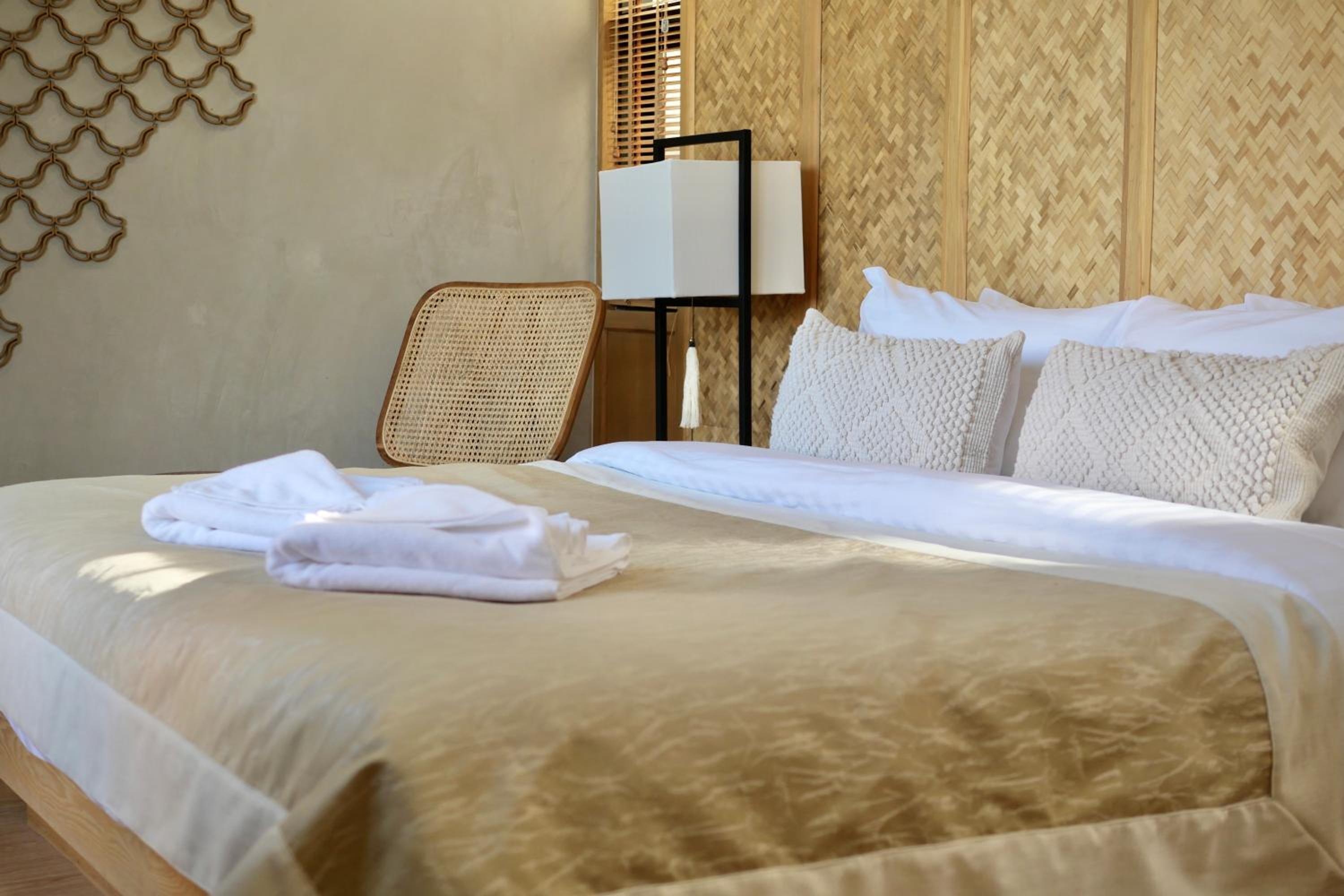 Deluxe Double Room with Bath - Photo 1