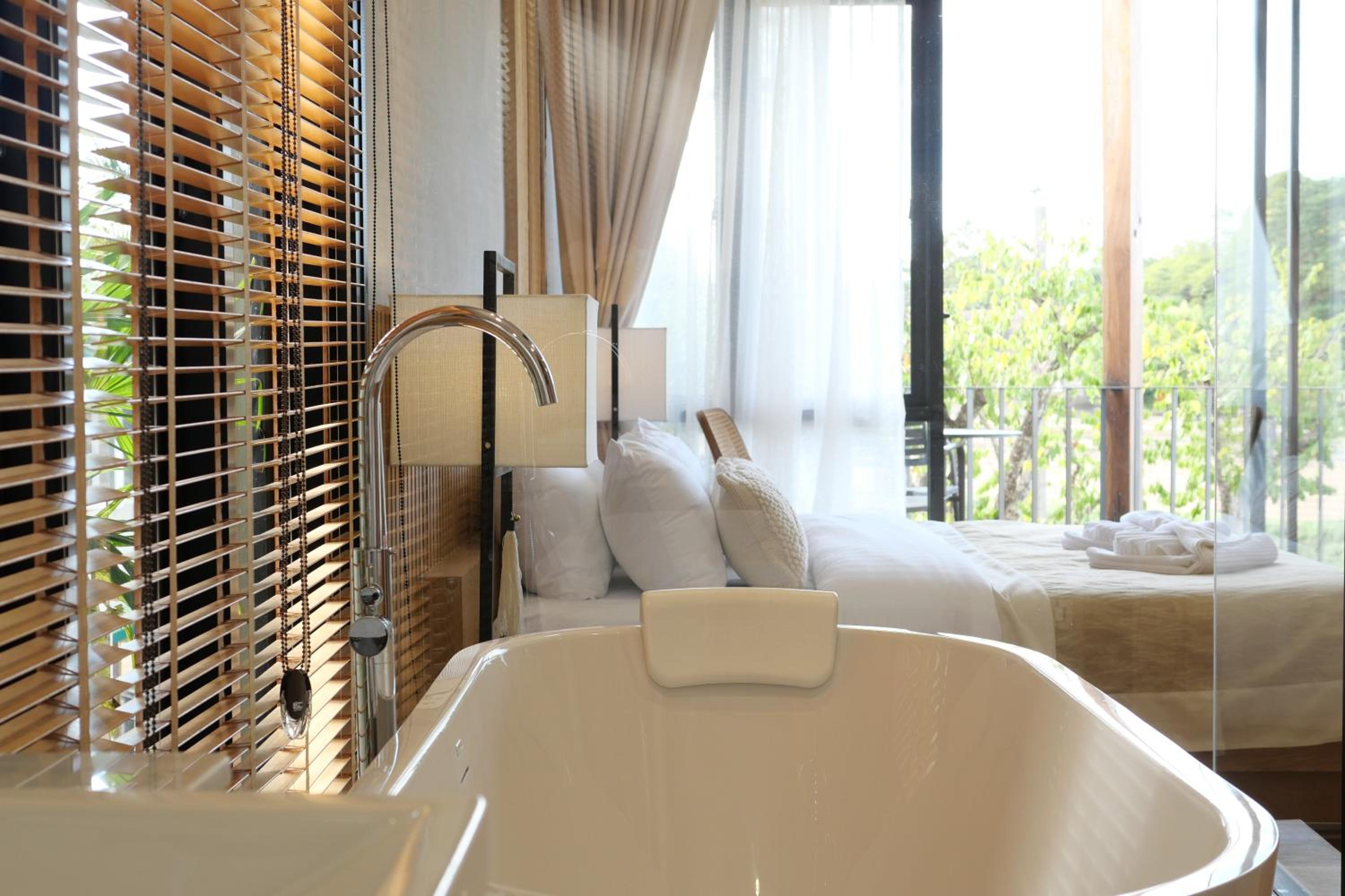 Deluxe Double Room with Balcony - Photo 4