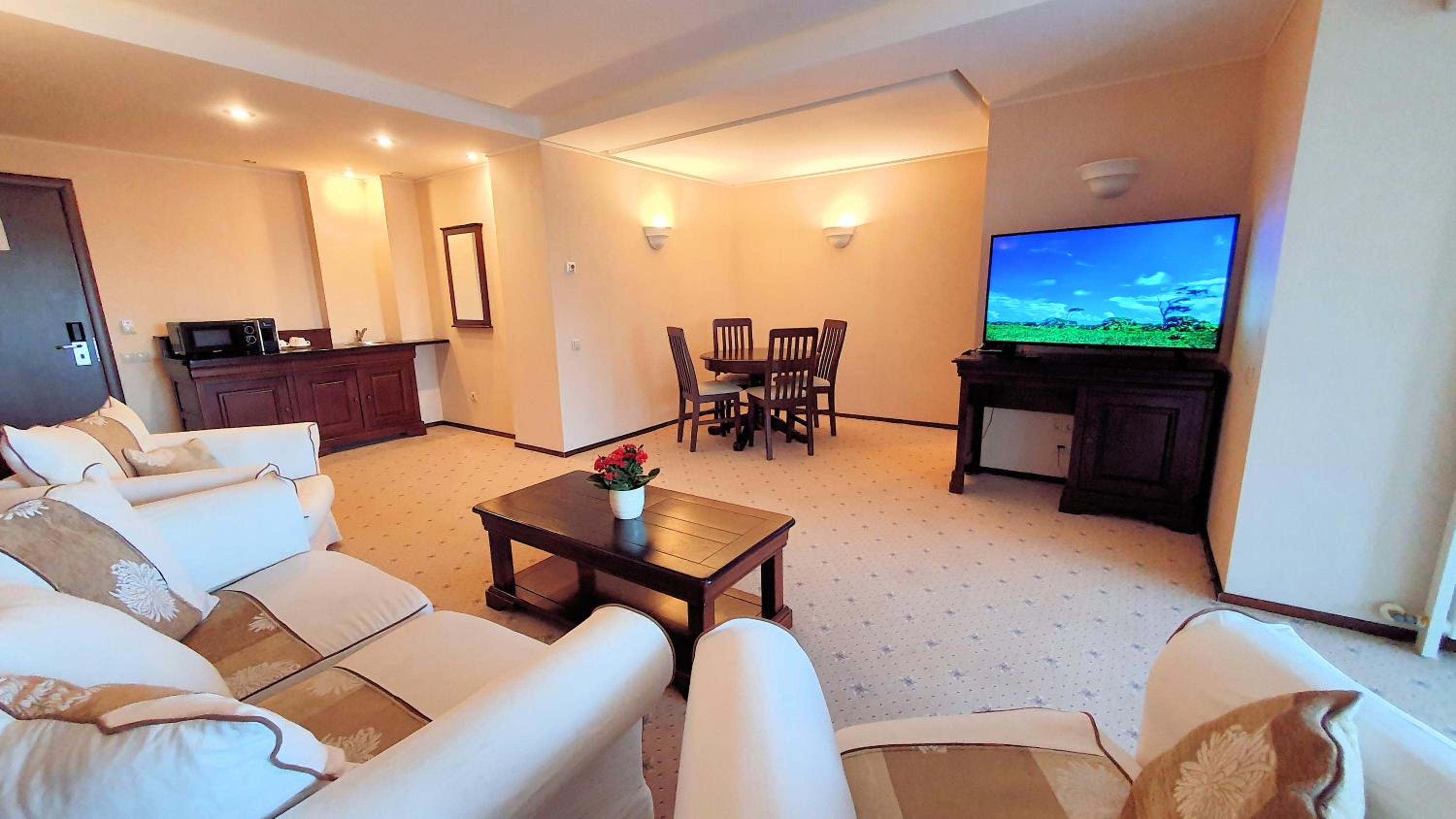 Apartment with Mountain View - Photo 4