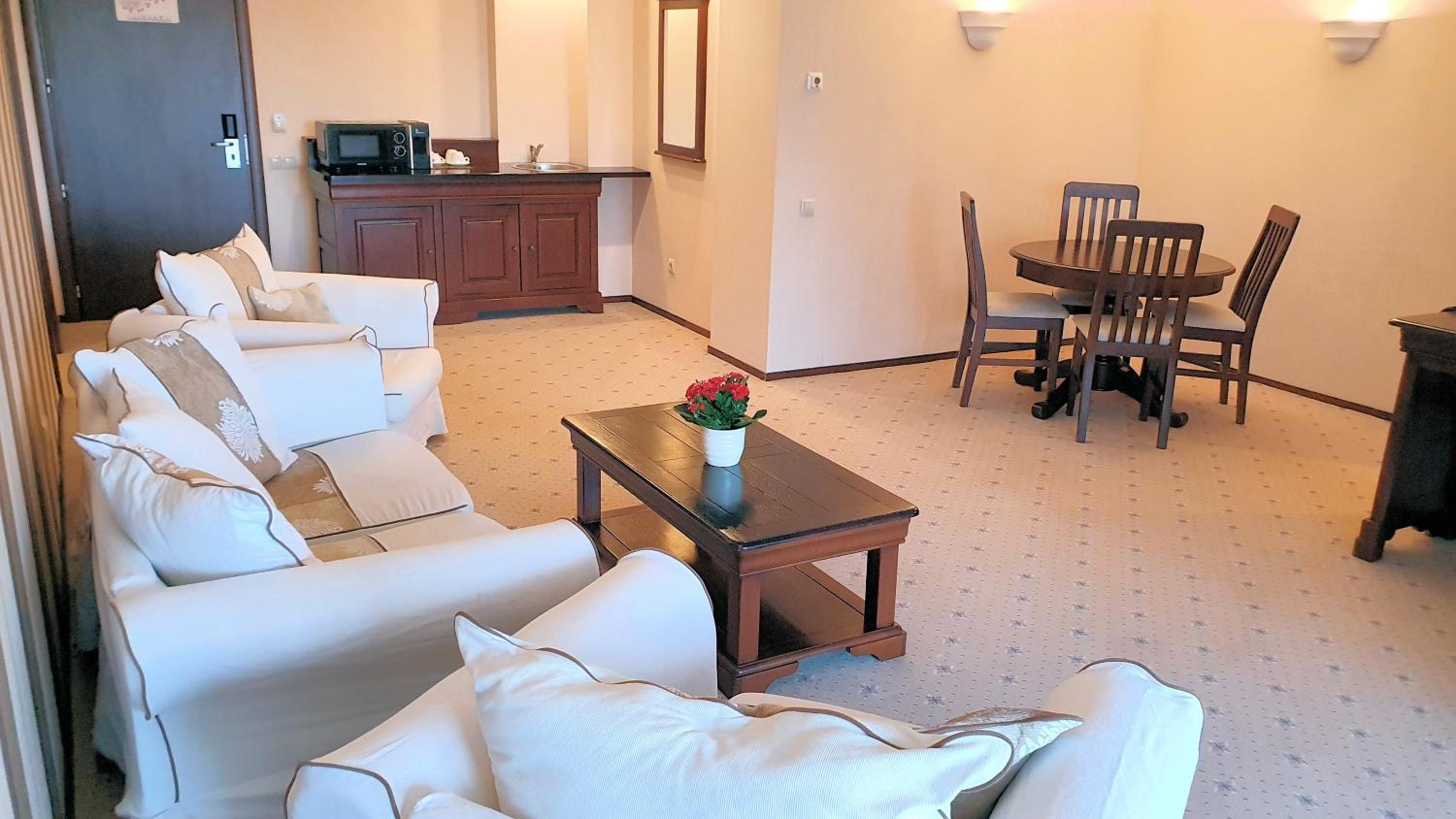 Apartment with Mountain View - Photo 2