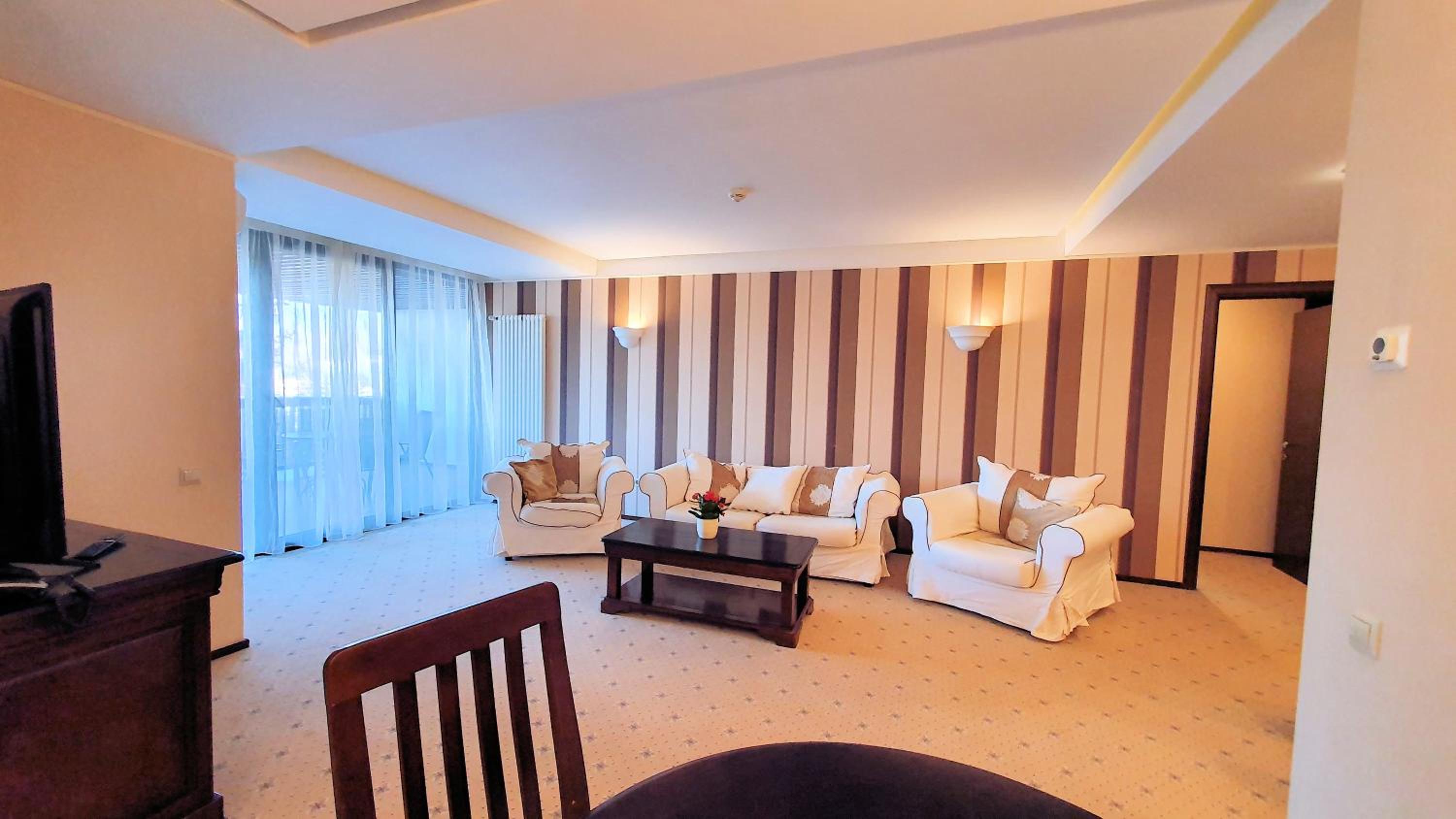 Apartment with Mountain View - Photo 1