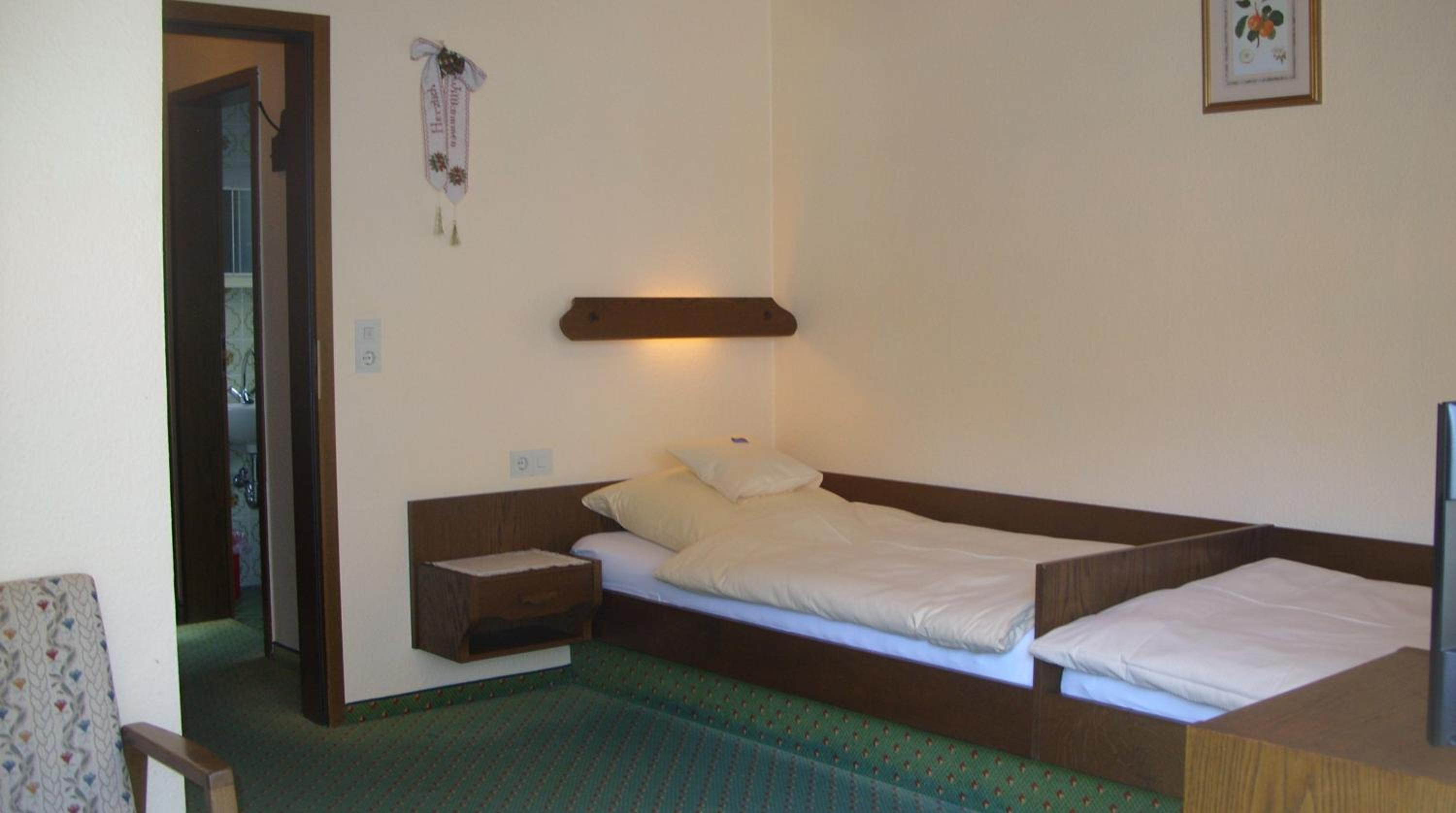 Economy Twin Room - Photo 2