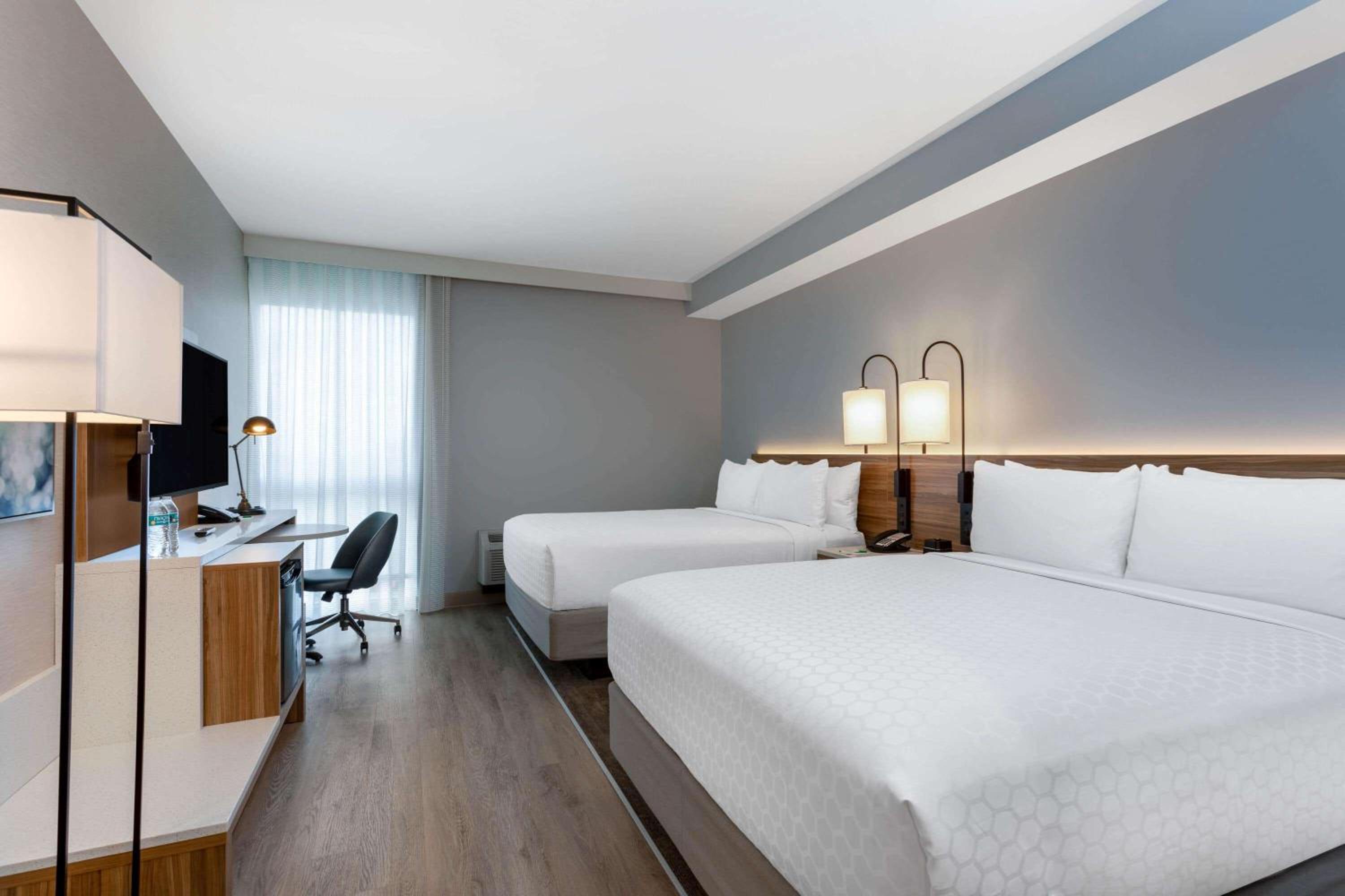 Queen Room with Two Queen Beds - Non-Smoking photo 3