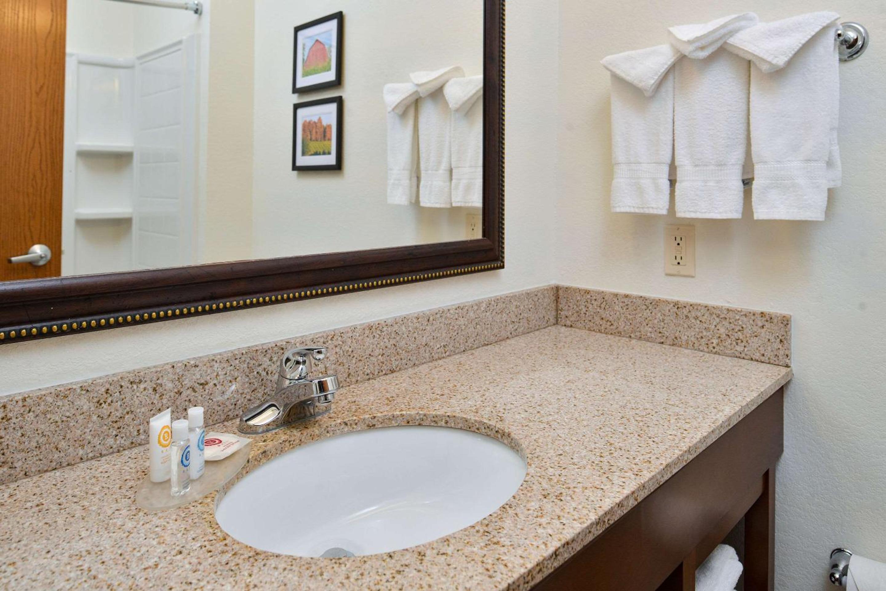 King Suite - Accessible/Non-Smoking photo 3