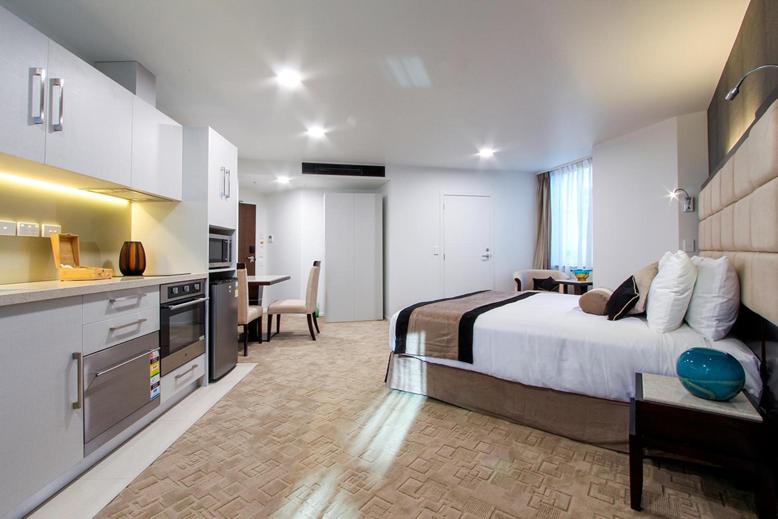 Premier King Room thumbnail 6
