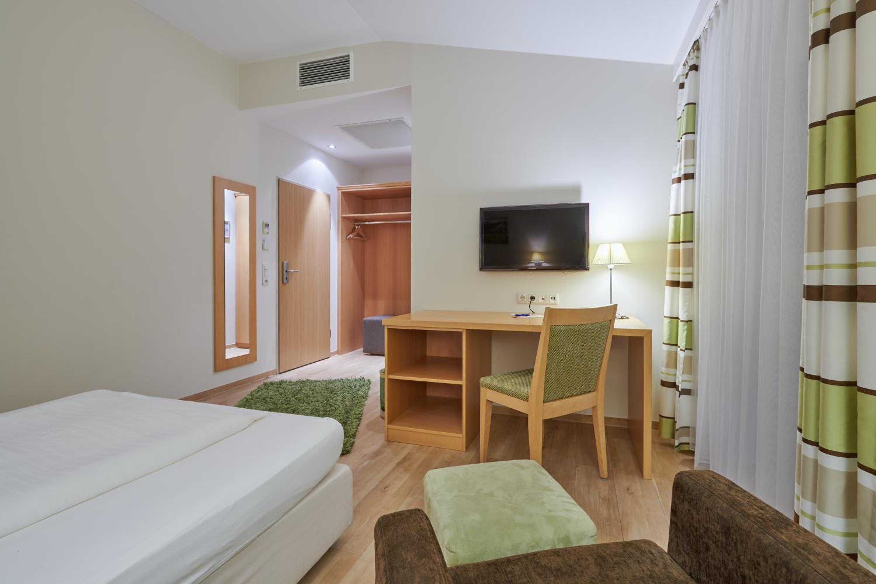 Premium King Room with balcony (Bed 1, 40mx2m)