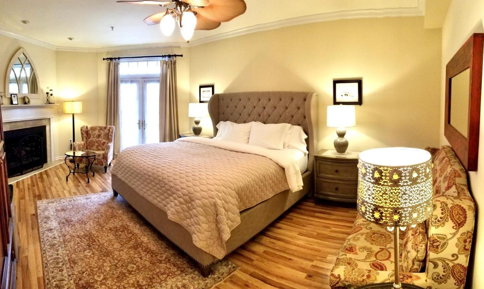 King Suite with Balcony(206)