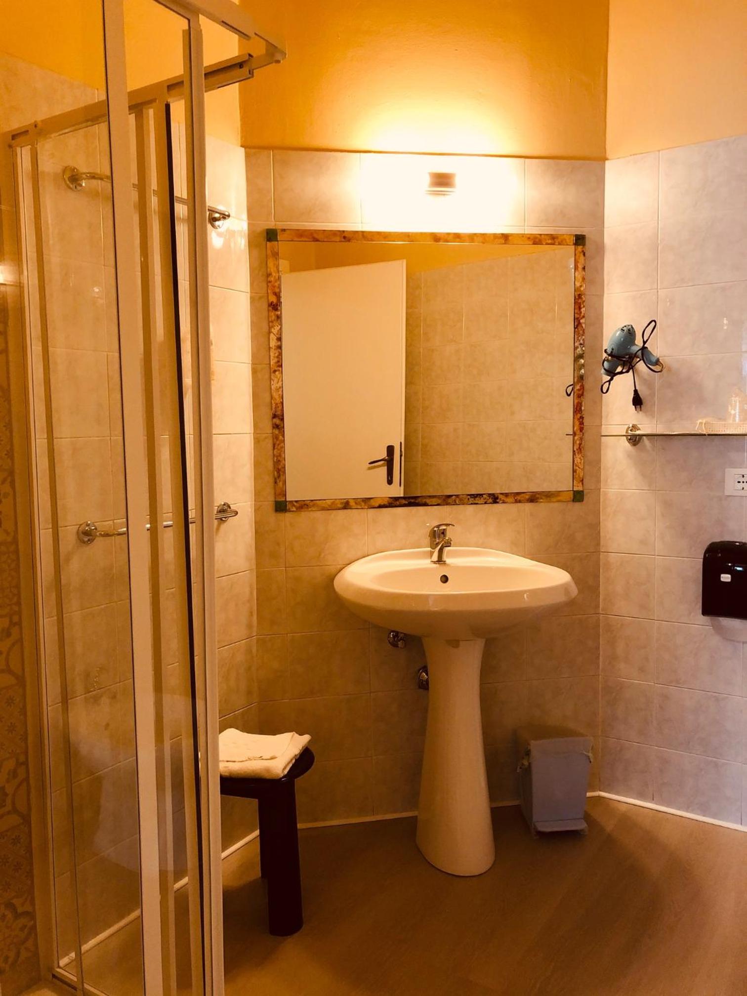 Standard Double Room - Photo 3