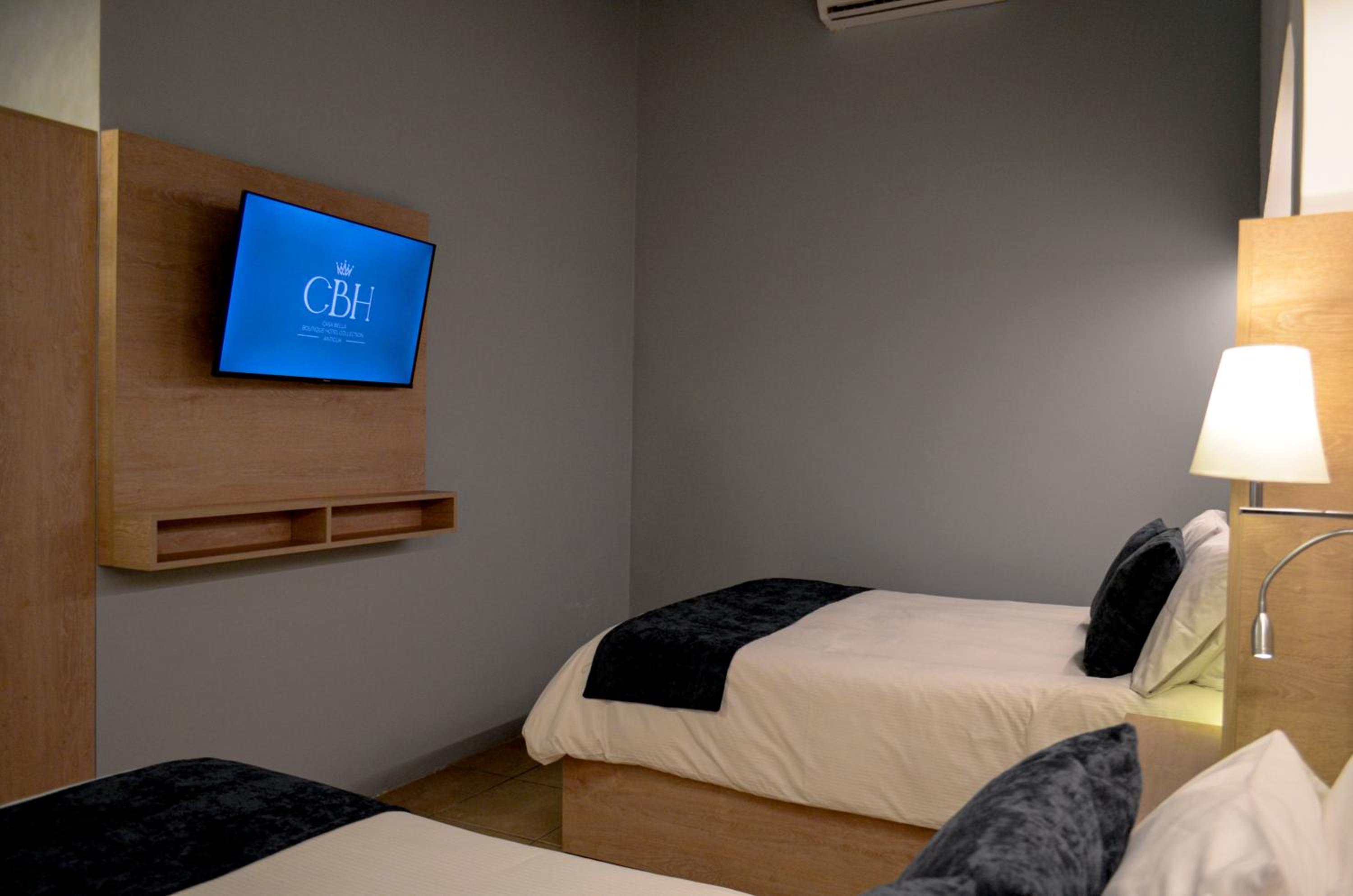 Deluxe Queen Room with Two Queen Beds photo 2