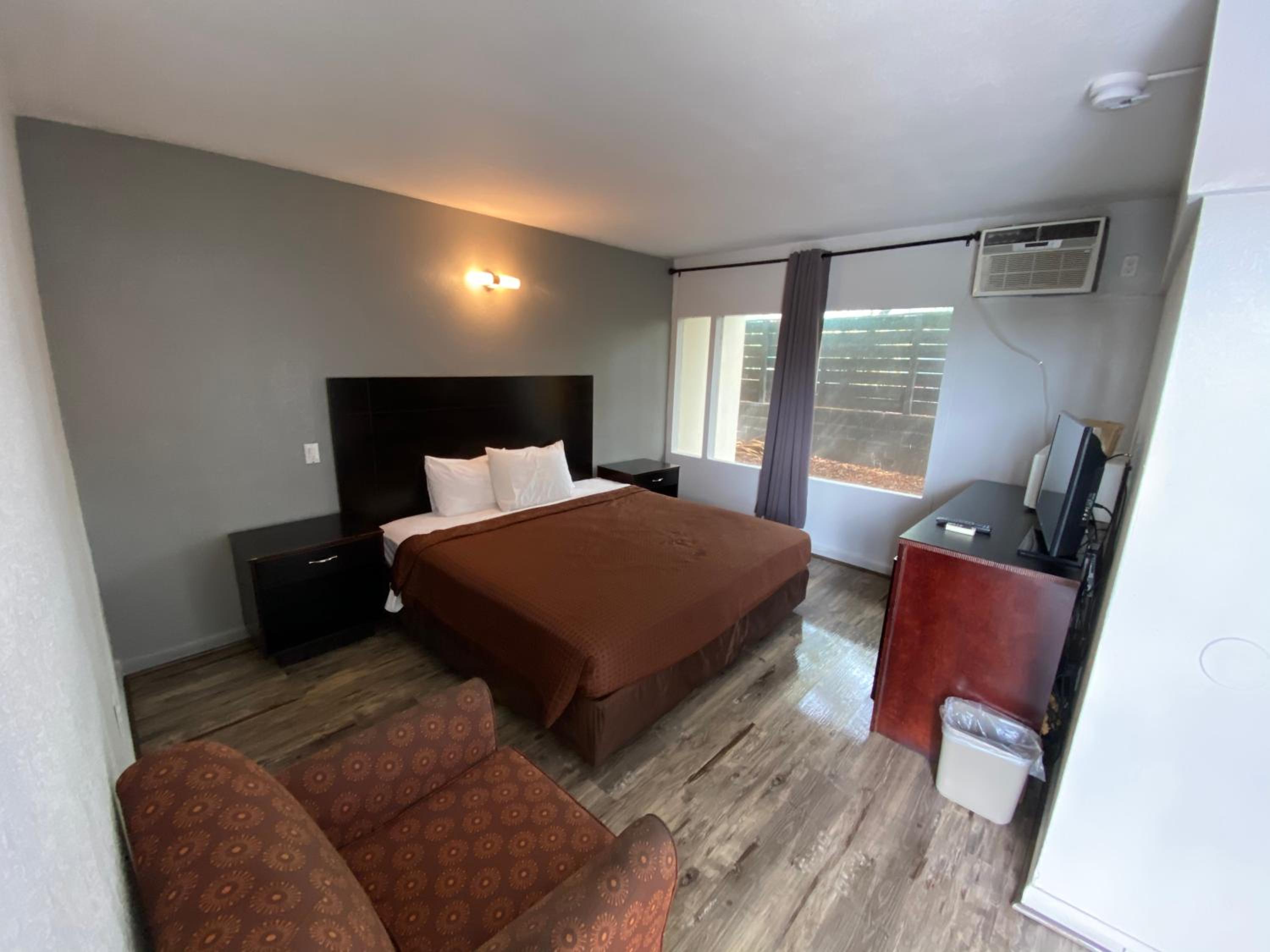 King Room - Non-Smoking photo 1