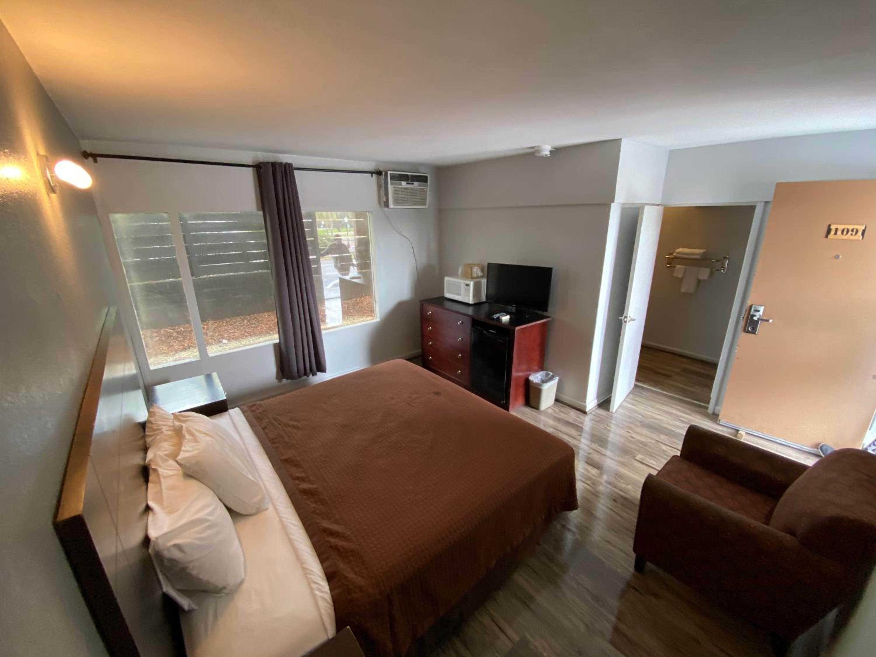 King Room - Non-Smoking photo 2