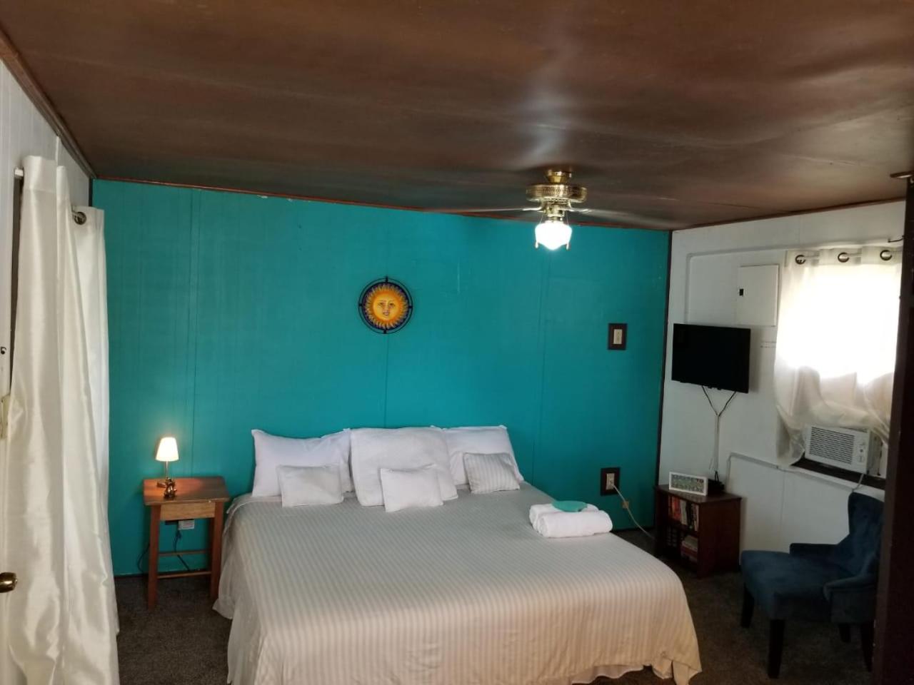 Deluxe King Room photo 2