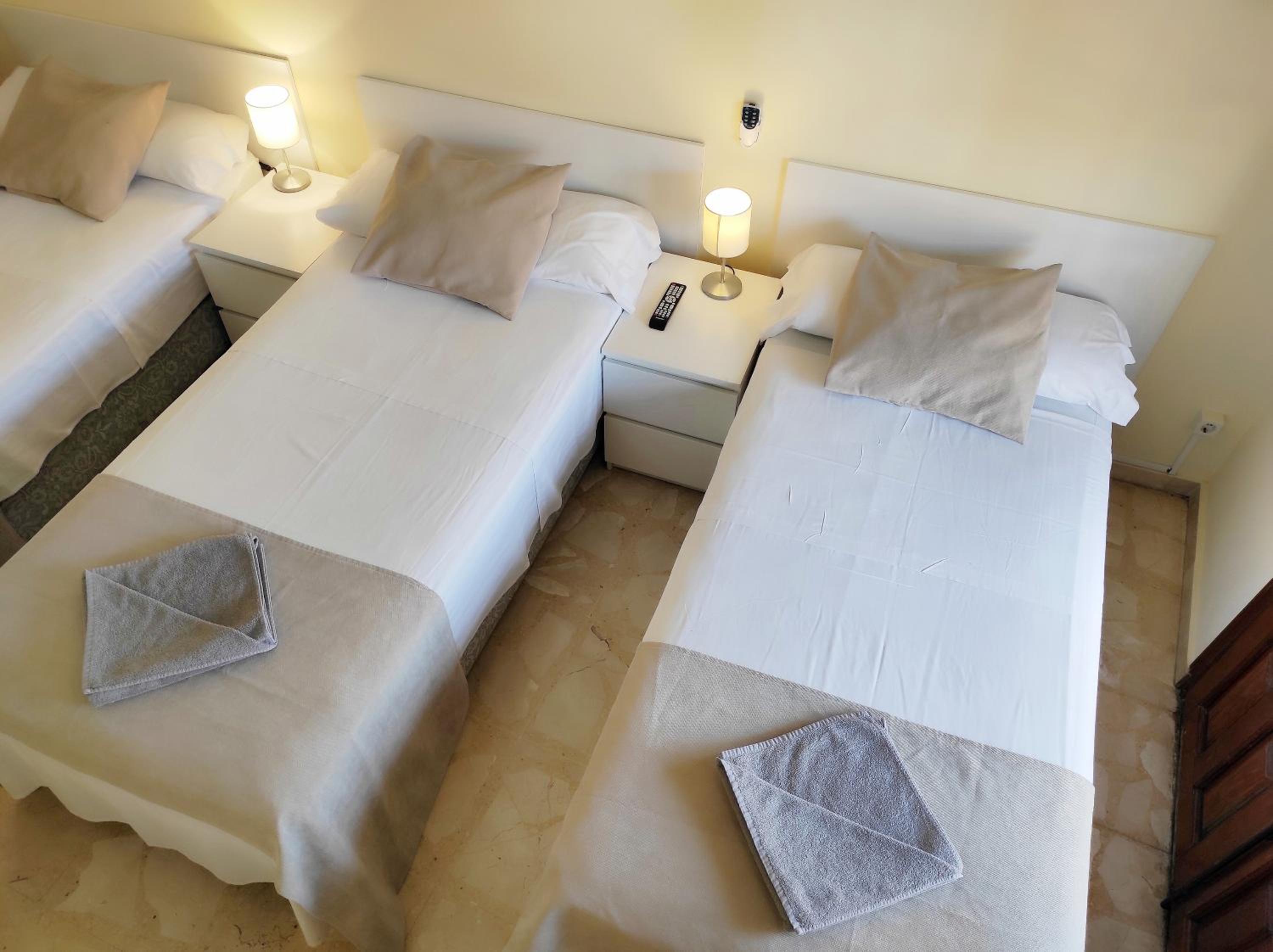 Habitación Triple Económica con Baño Compartido
