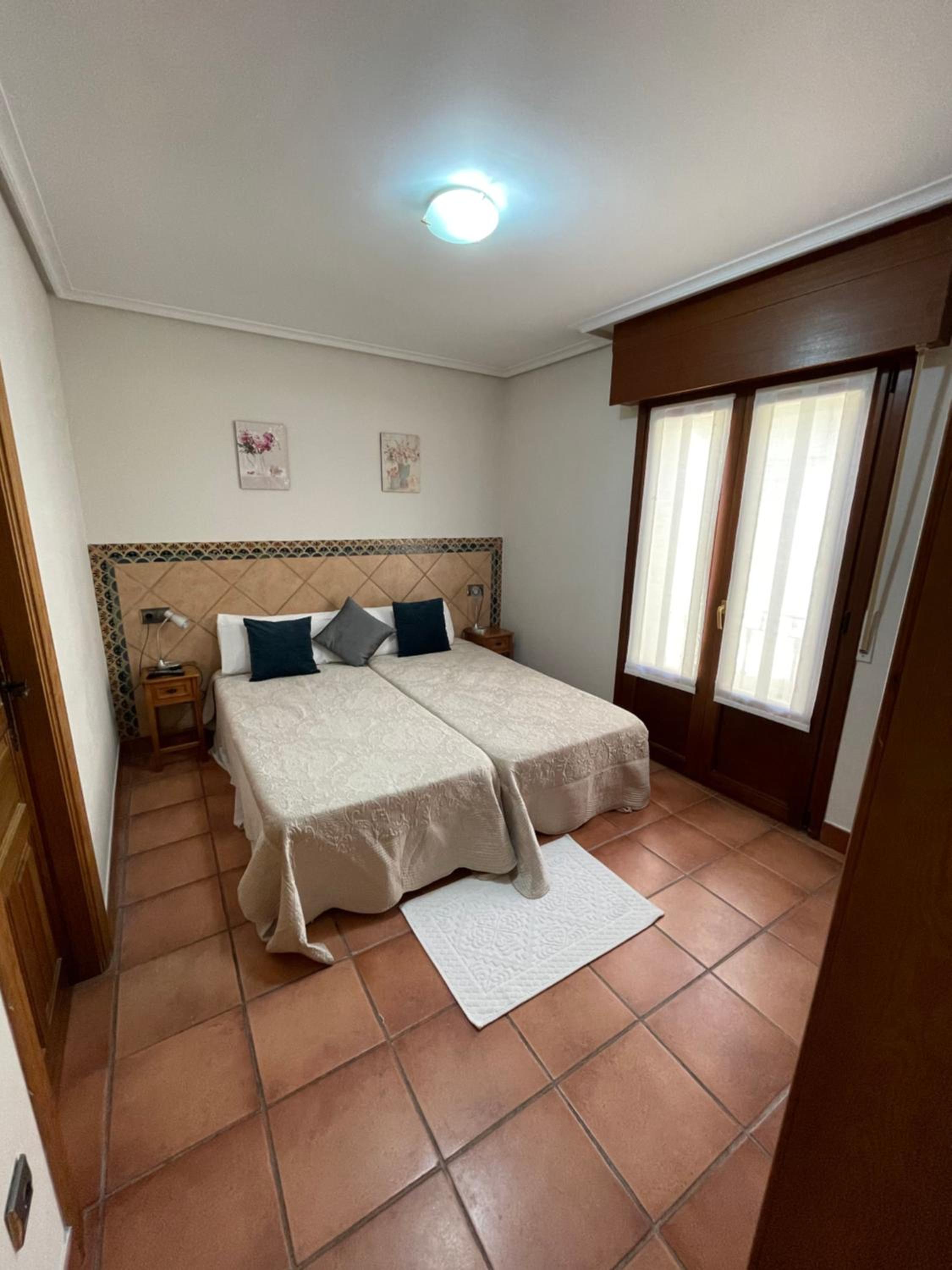 Double or Twin Room with Balcony - Photo 2
