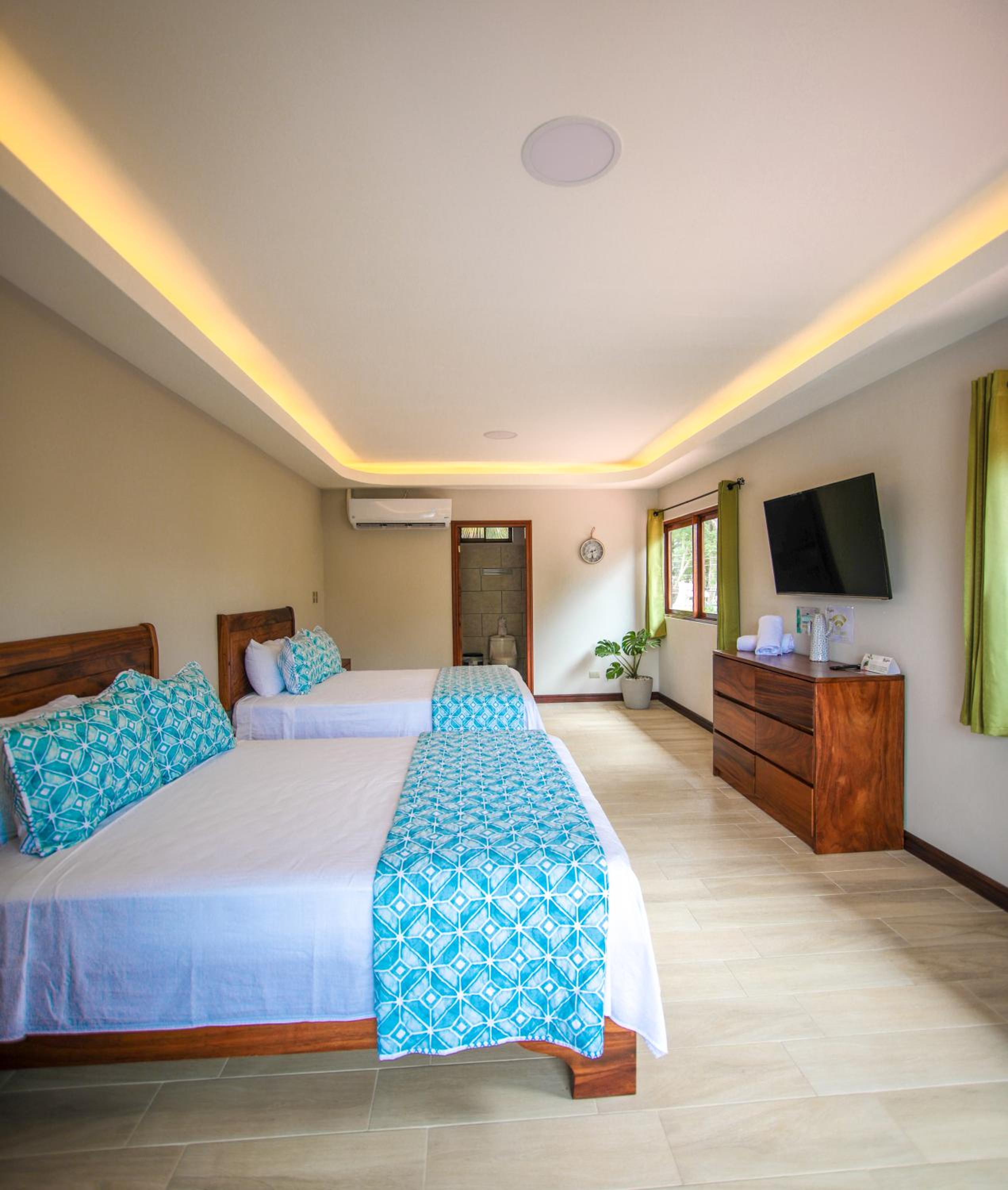 Standard Queen Room with Two Queen Beds - Photo 3