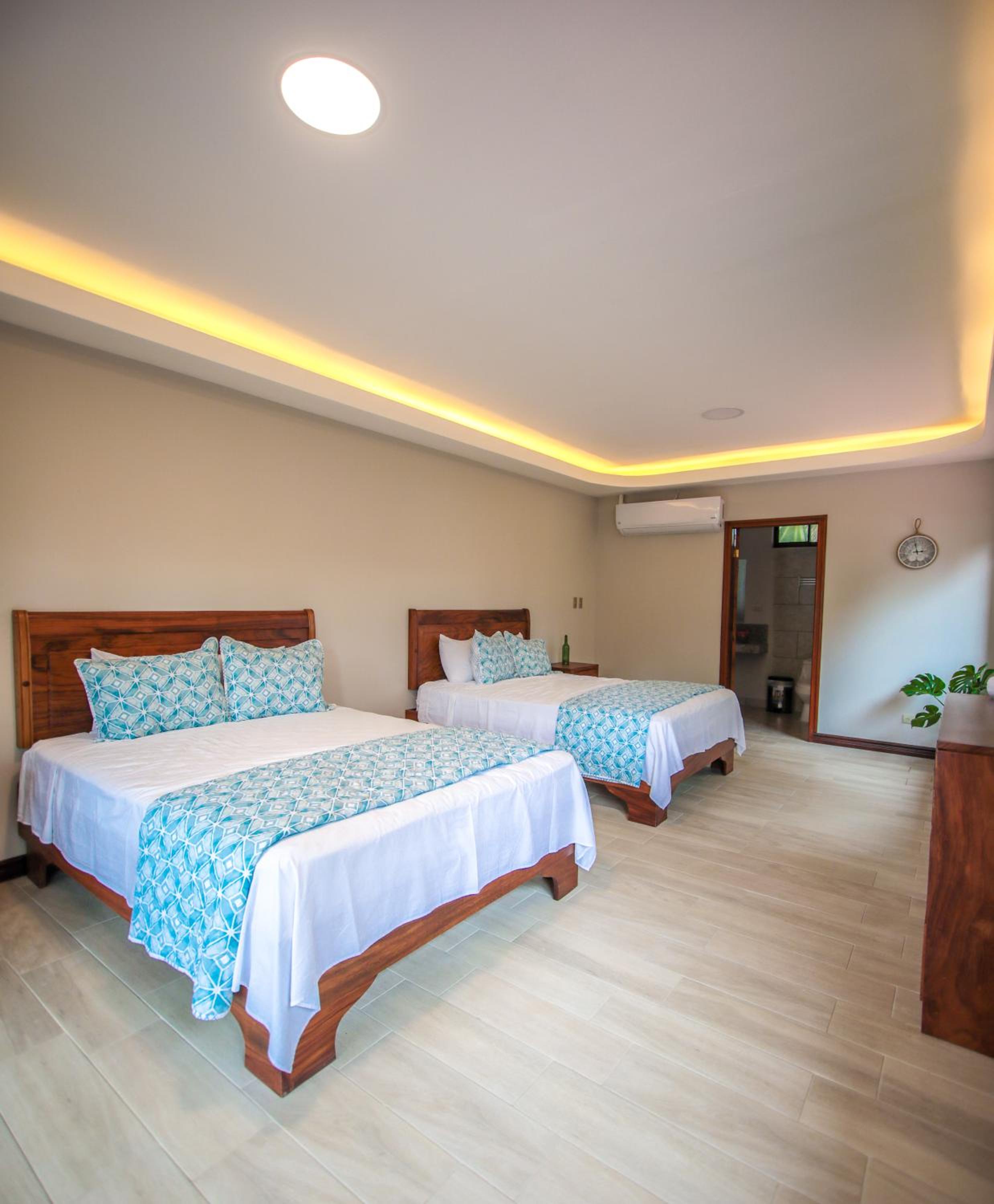 Standard Queen Room with Two Queen Beds - Photo 5