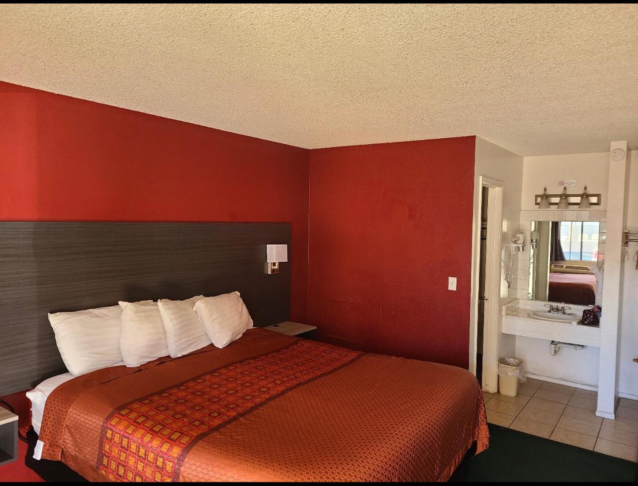 Deluxe King Room - Non-Smoking - Photo 29