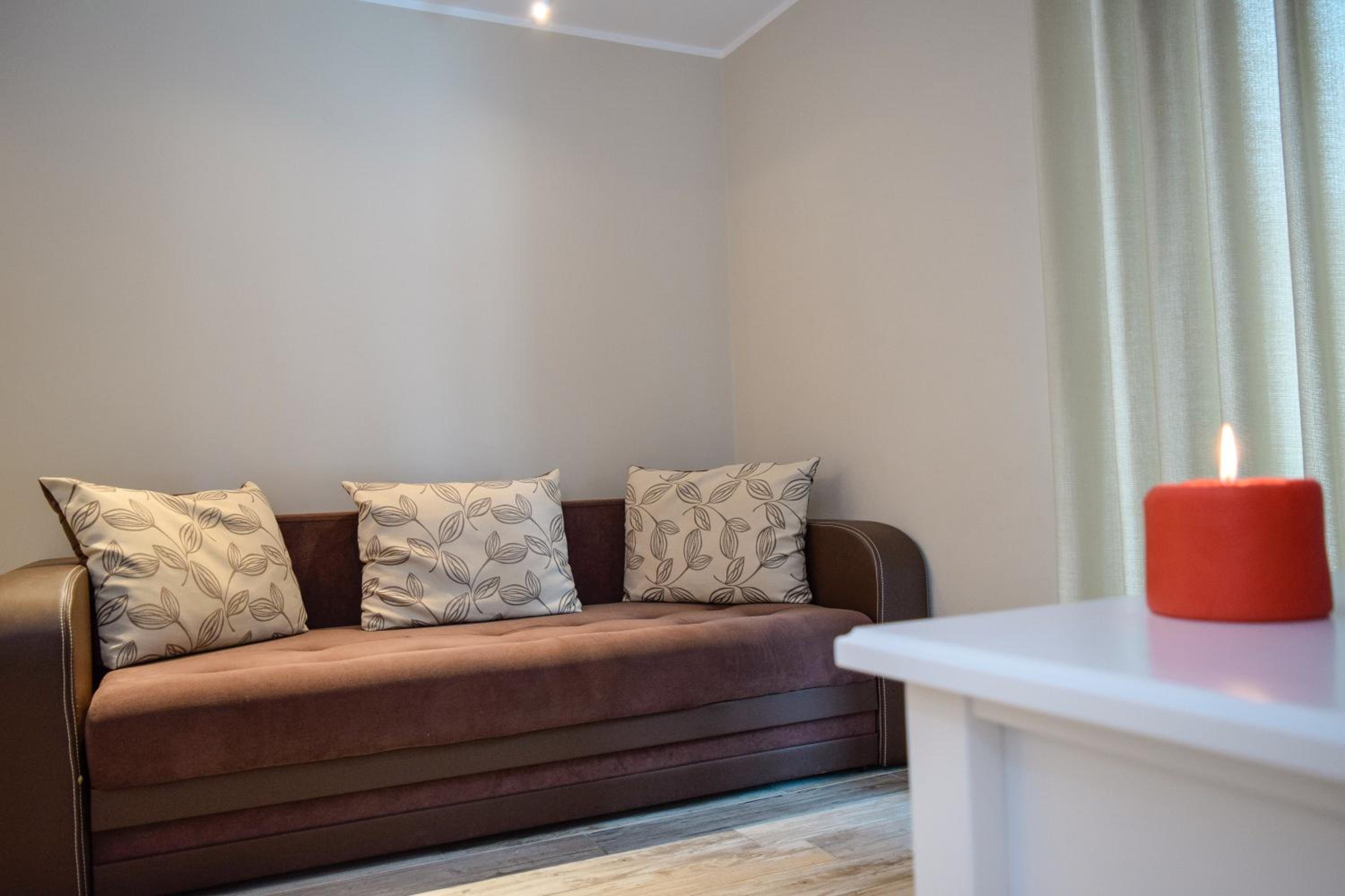 Family Room with Mountain View - Photo 2
