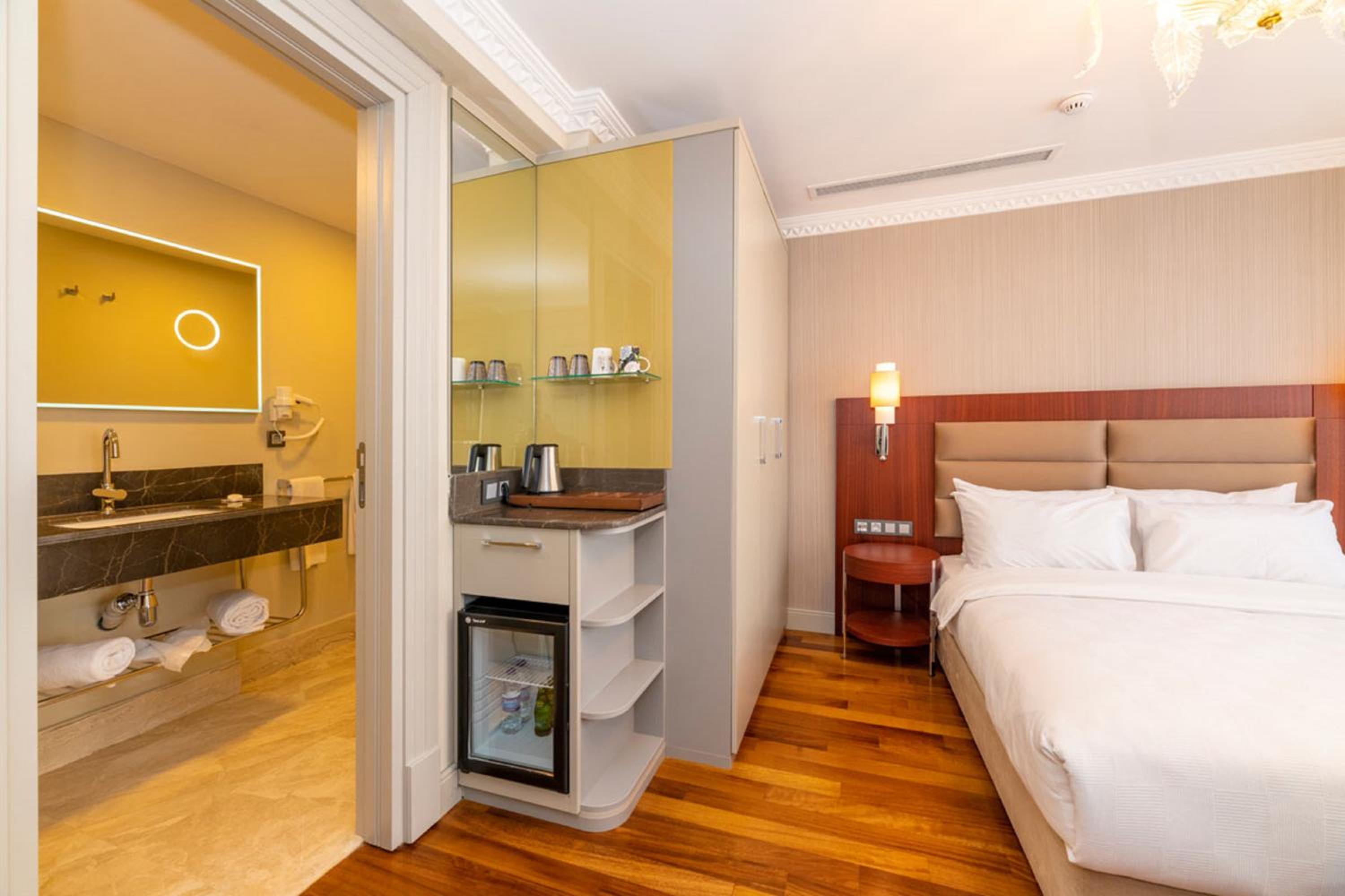 Deluxe Double Room with Balcony photo 1