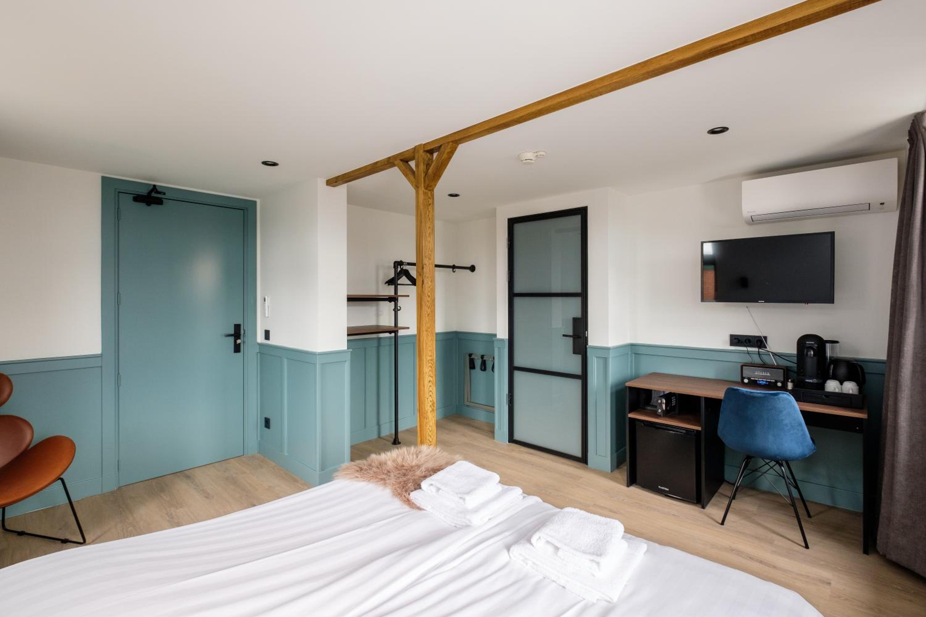 Deluxe Double Room with Shower - Photo 2