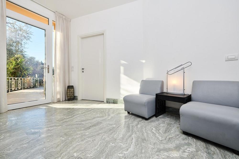 Apartment with Lake View