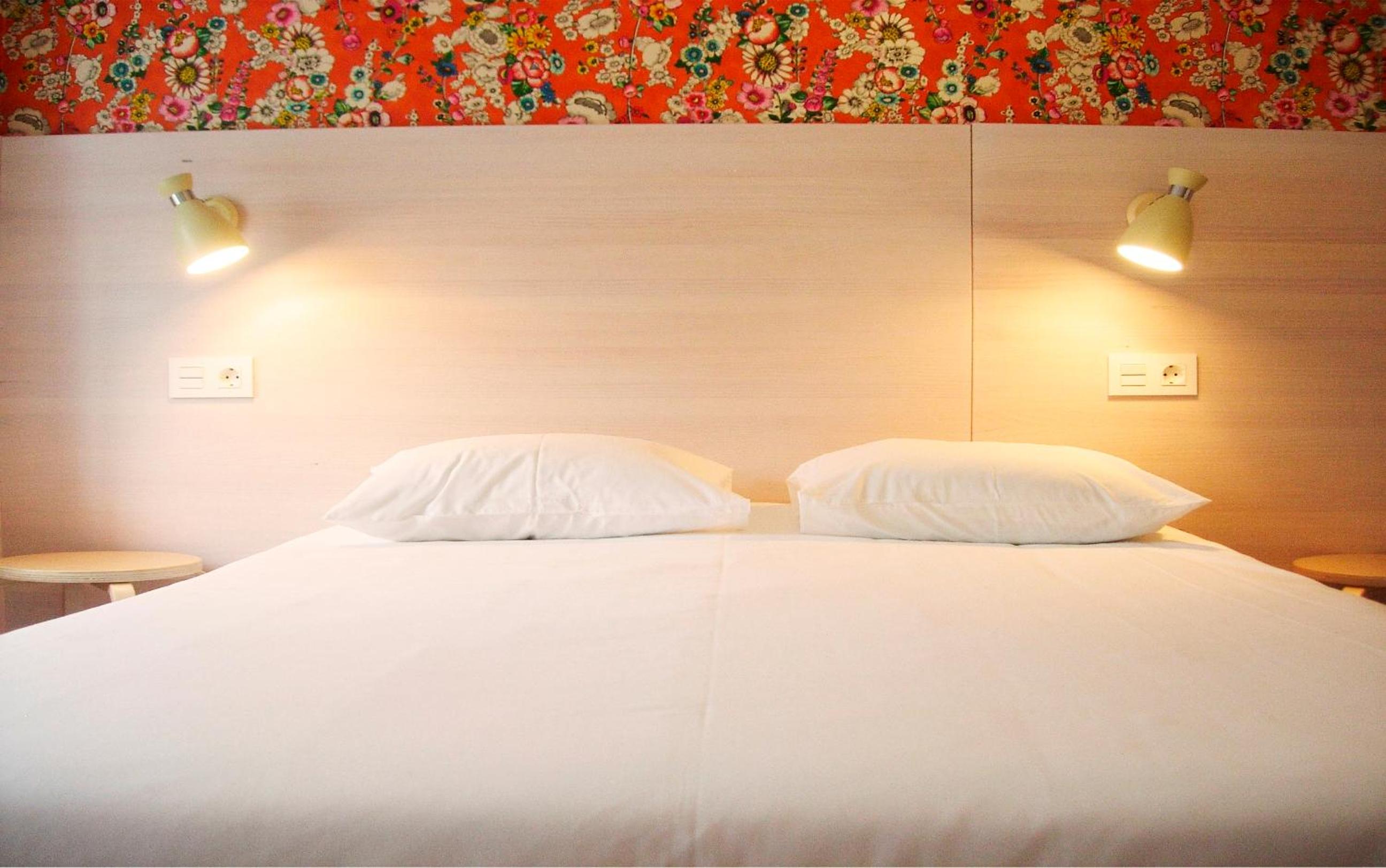 Habitación Doble con Cama Adicional y Baño Compartido