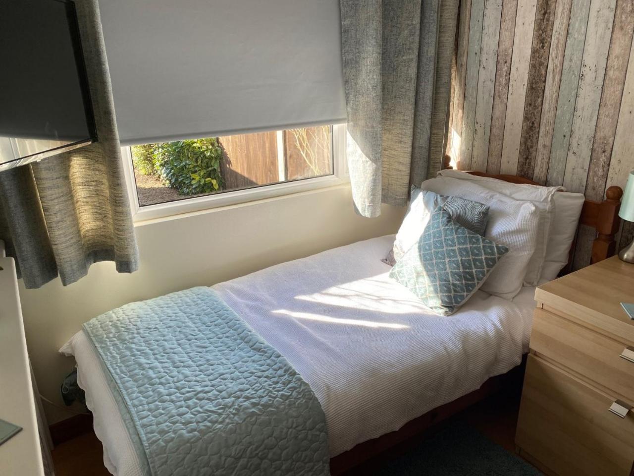 Twin Room with Ensuite and Private Entrance photo 2